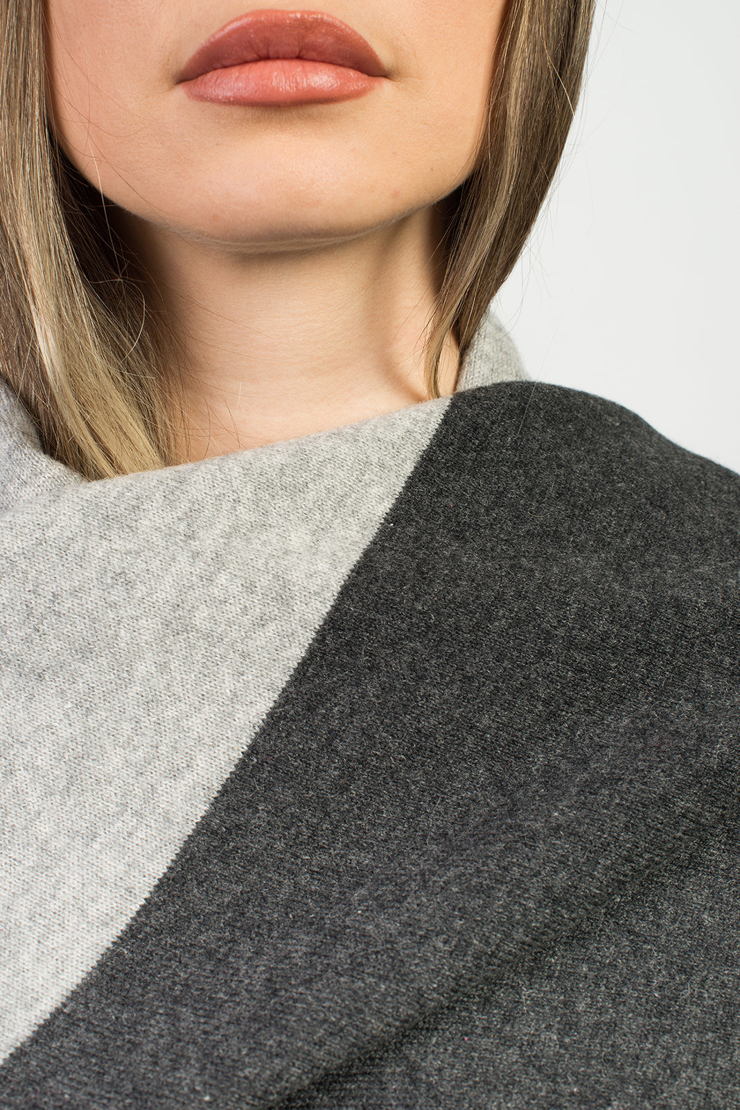 Women's two-tone 100% cashmere wrap, colour Anthracite-Grey, view 4 | Dalle Piane Cashmere