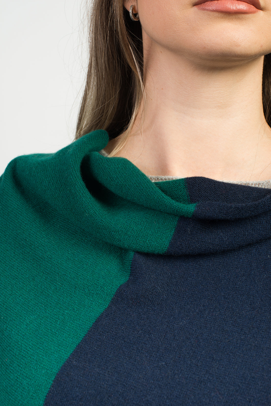 Women's two-tone 100% cashmere wrap, colour Blue-Green, view 4 | Dalle Piane Cashmere
