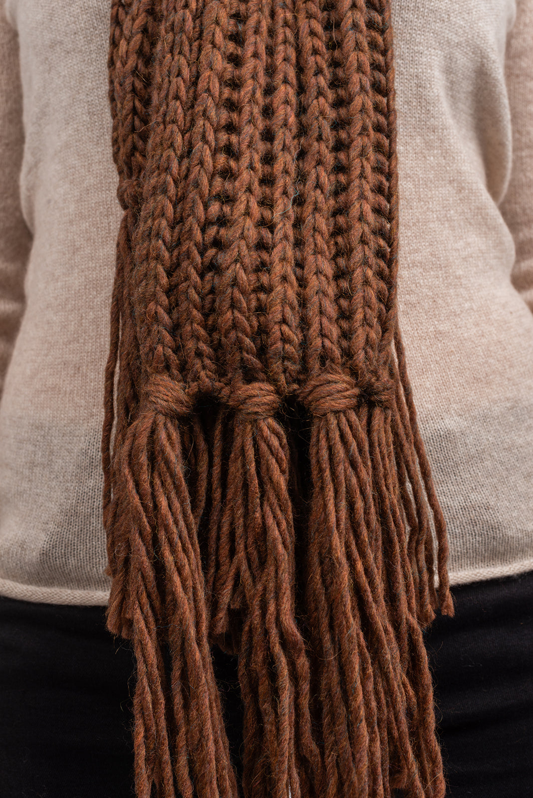 Fisherman's rib scarf with fringe, colour Moka, view 4 | Dalle Piane Cashmere
