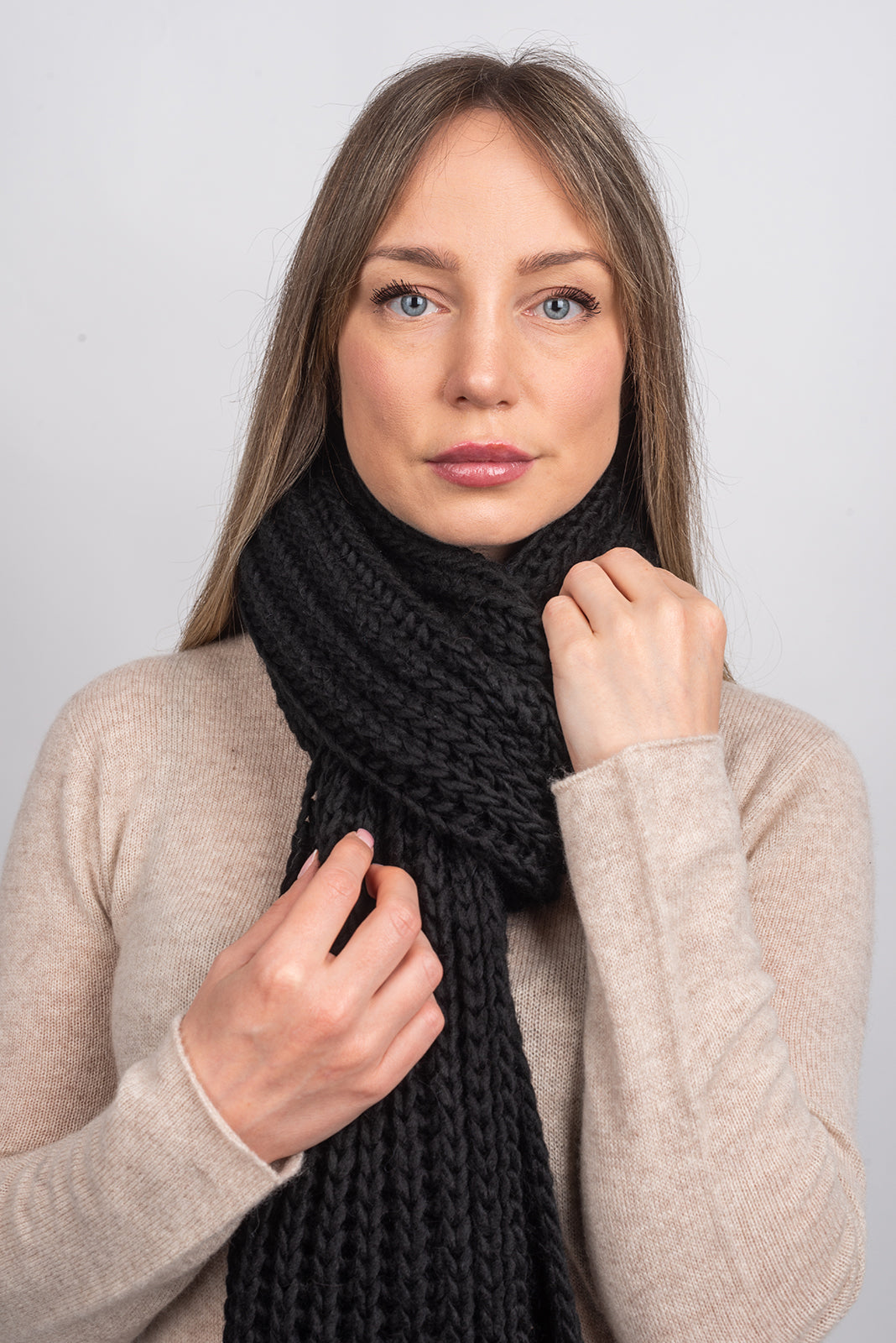 Fisherman's rib scarf with fringe, colour Black, view 3 | Dalle Piane Cashmere