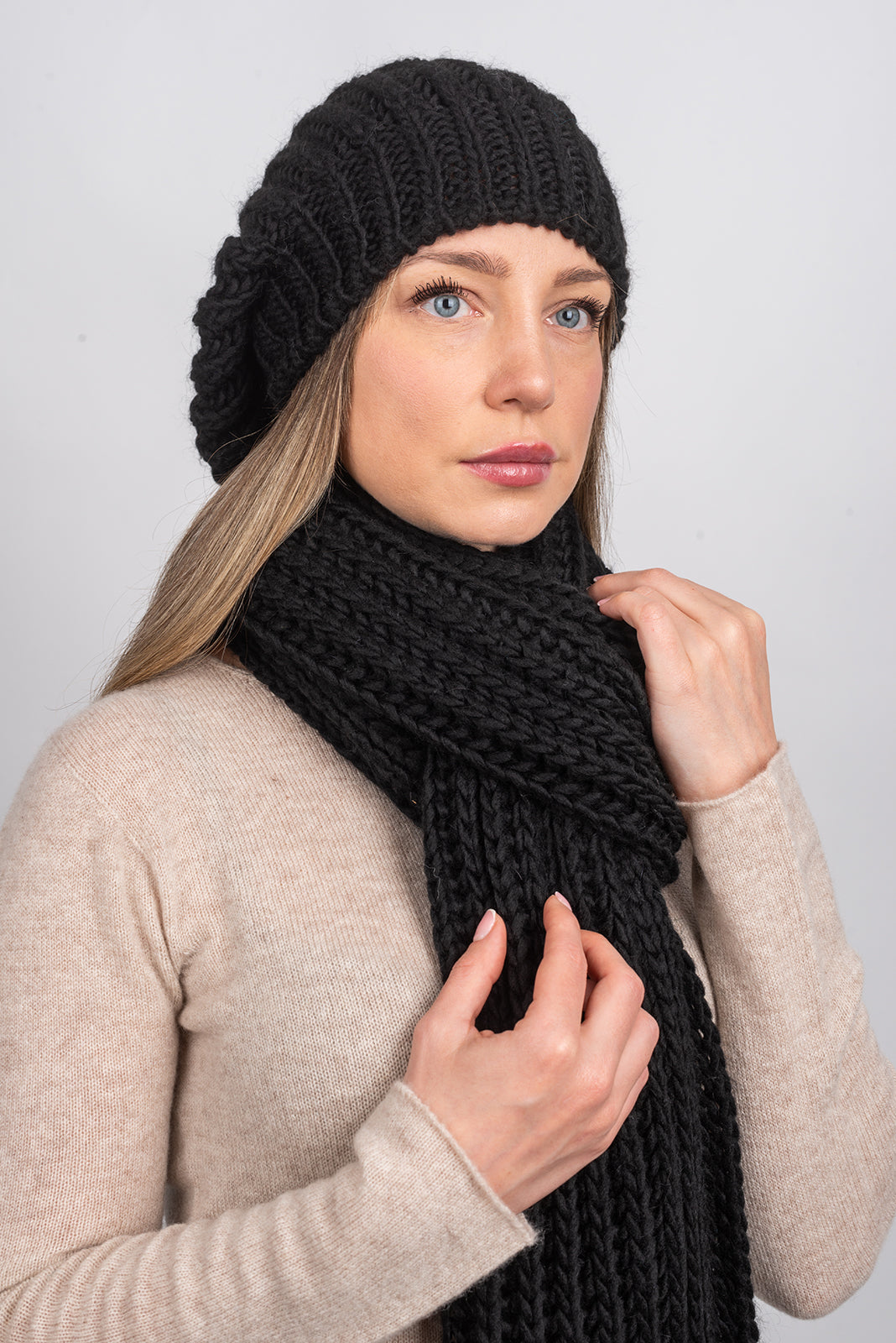 Women's fisherman's rib beanie, colour Black, view 4 | Dalle Piane Cashmere
