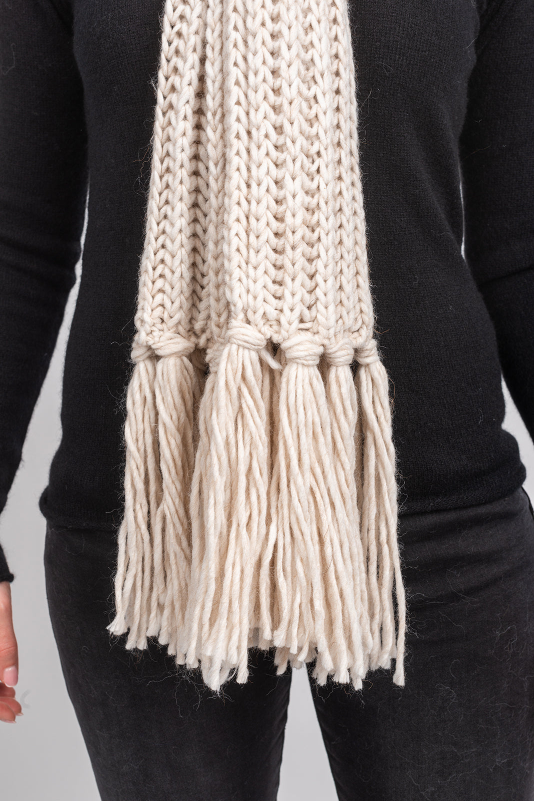Fisherman's rib scarf with fringe, colour Beige, view 4 | Dalle Piane Cashmere