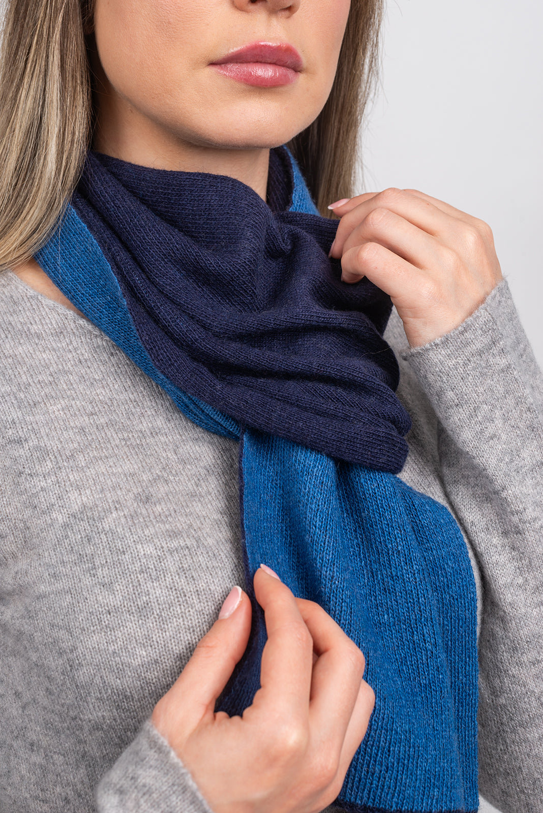 Women's reversible cashmere blend neck warmer, colour Blue-Royal, view 2 | Dalle Piane Cashmere