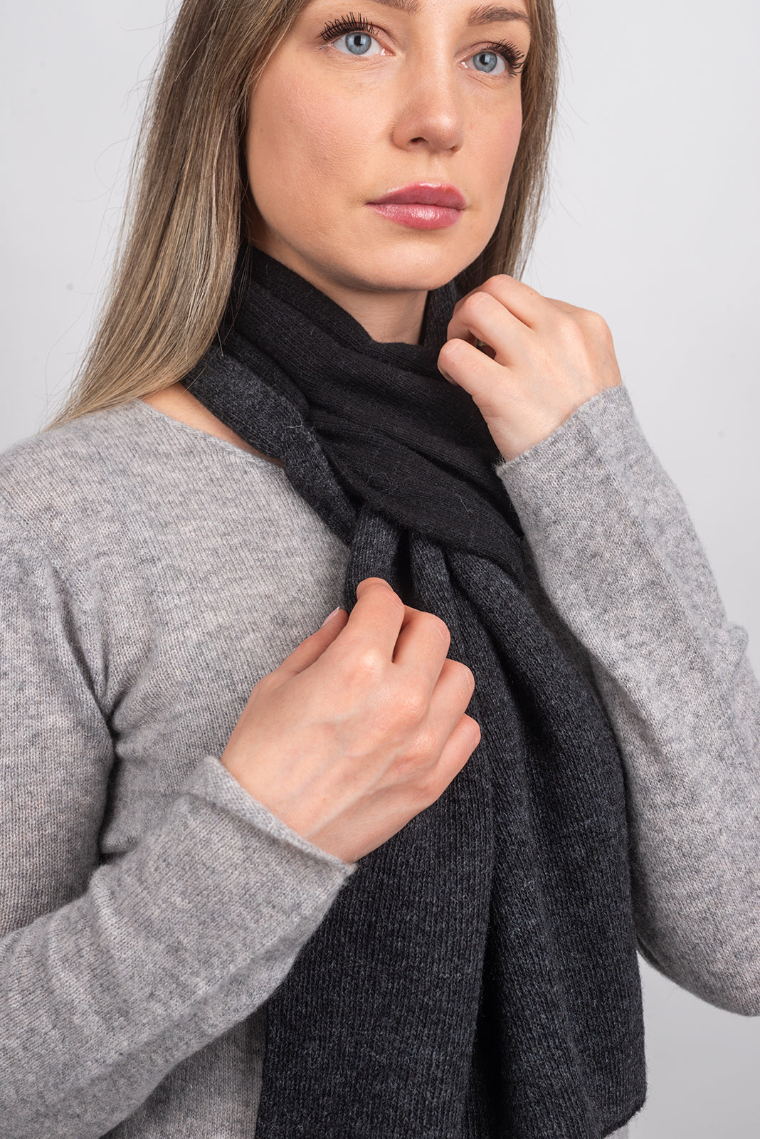 Women's reversible cashmere blend neck warmer, colour Black-Anthracite, view 4 | Dalle Piane Cashmere