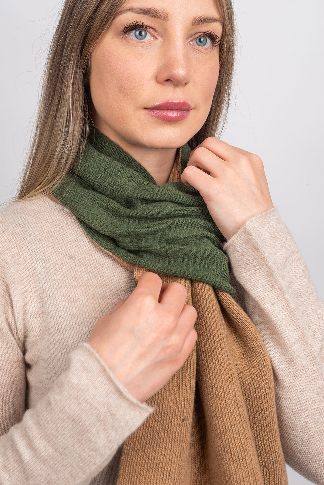 Women's reversible cashmere blend neck warmer, colour Olive-Camel, view 4 | Dalle Piane Cashmere