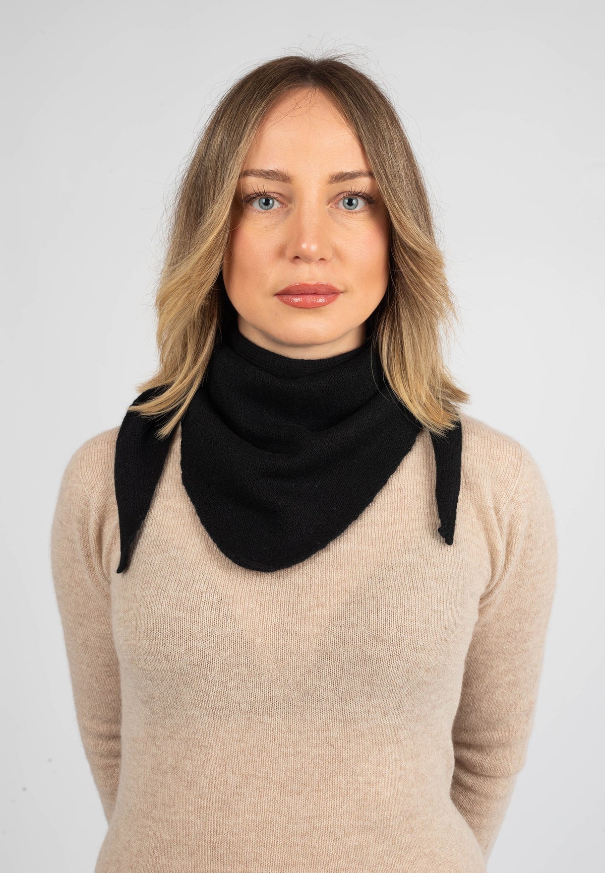 Women's 100% cashmere triangle scarf, colour Black | Dalle Piane Cashmere