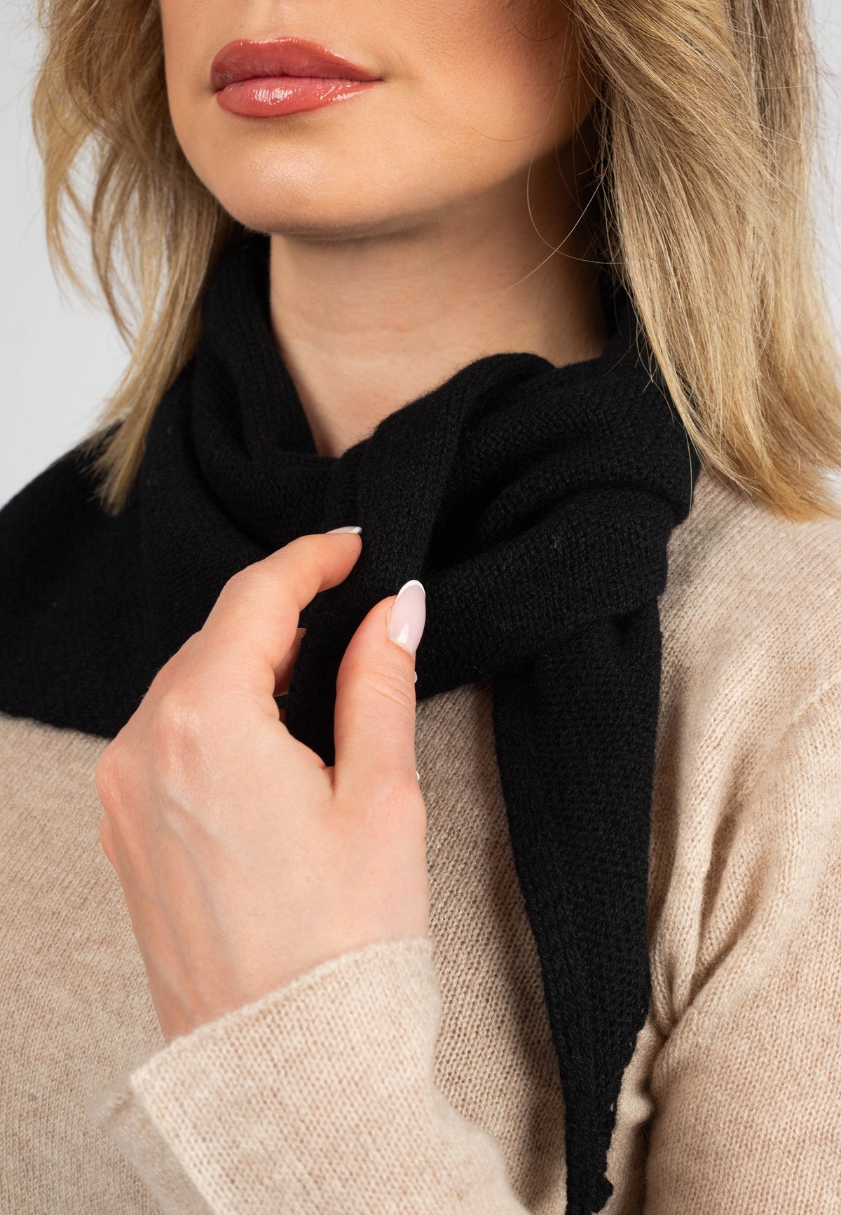 Women's 100% cashmere triangle scarf, colour Black, view 4 | Dalle Piane Cashmere