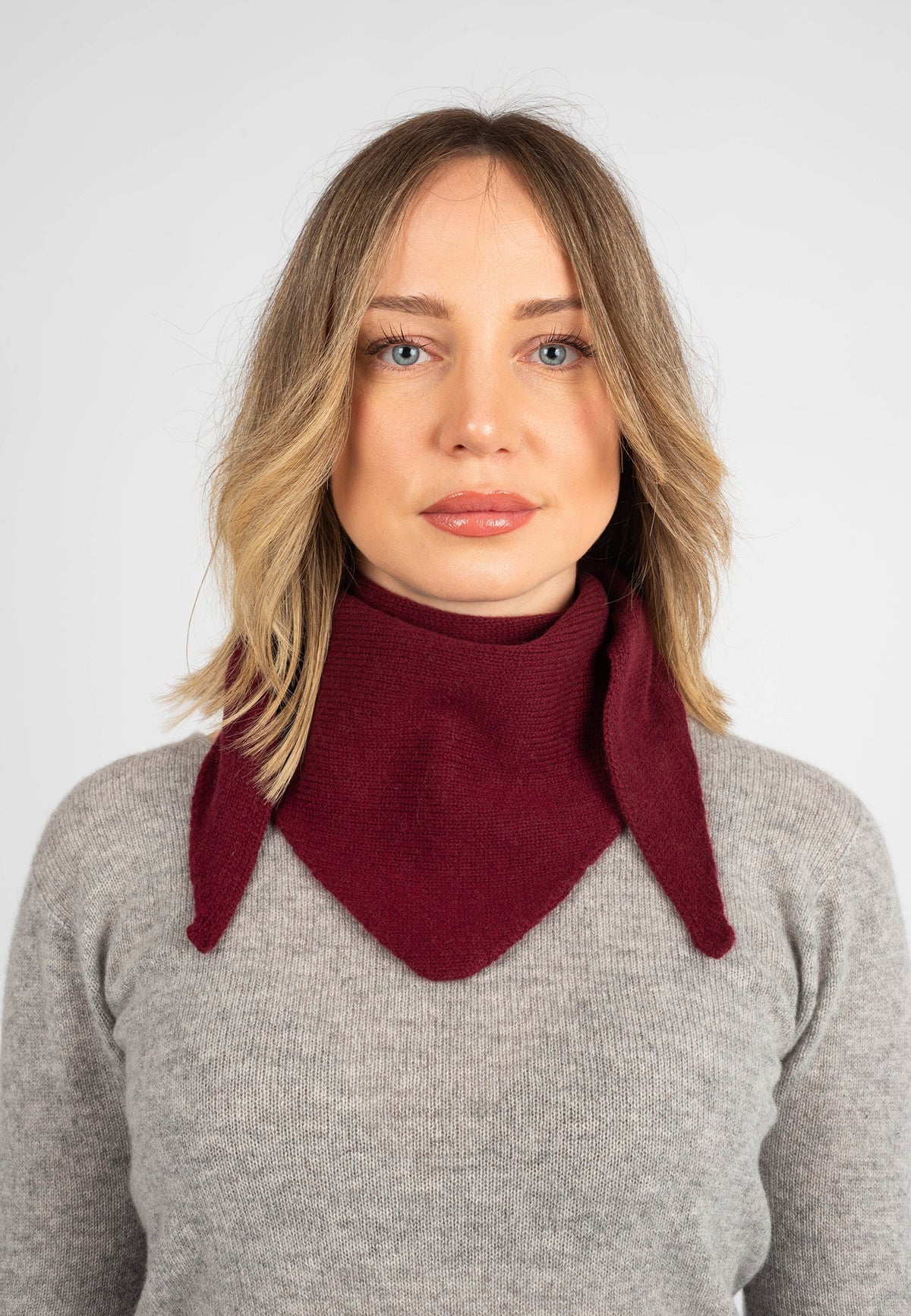 Women's 100% cashmere triangle scarf, colour Bordeaux | Dalle Piane Cashmere