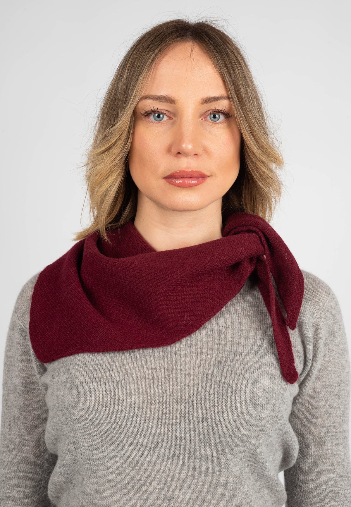 Women's 100% cashmere triangle scarf, colour Bordeaux, view 2 | Dalle Piane Cashmere