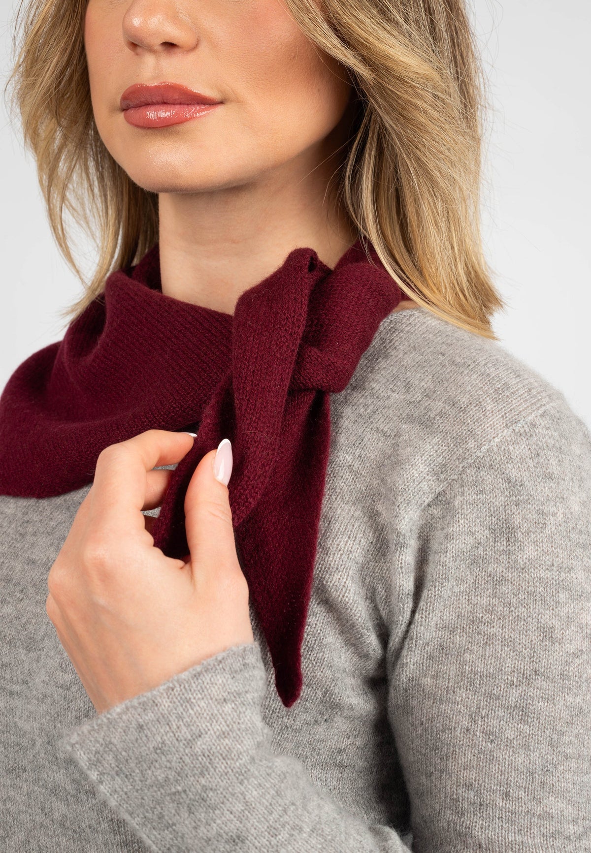 Women's 100% cashmere triangle scarf, colour Bordeaux, view 3 | Dalle Piane Cashmere