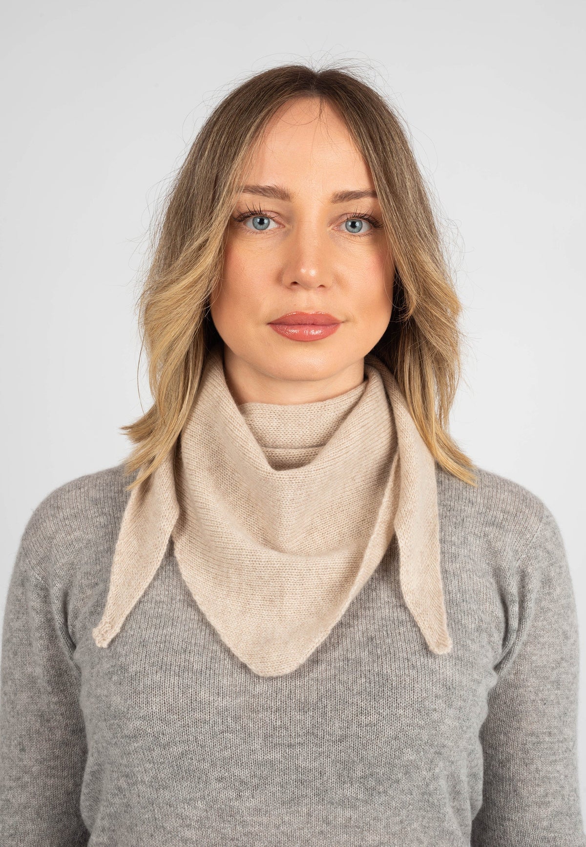 Women's 100% cashmere triangle scarf, colour Beige | Dalle Piane Cashmere