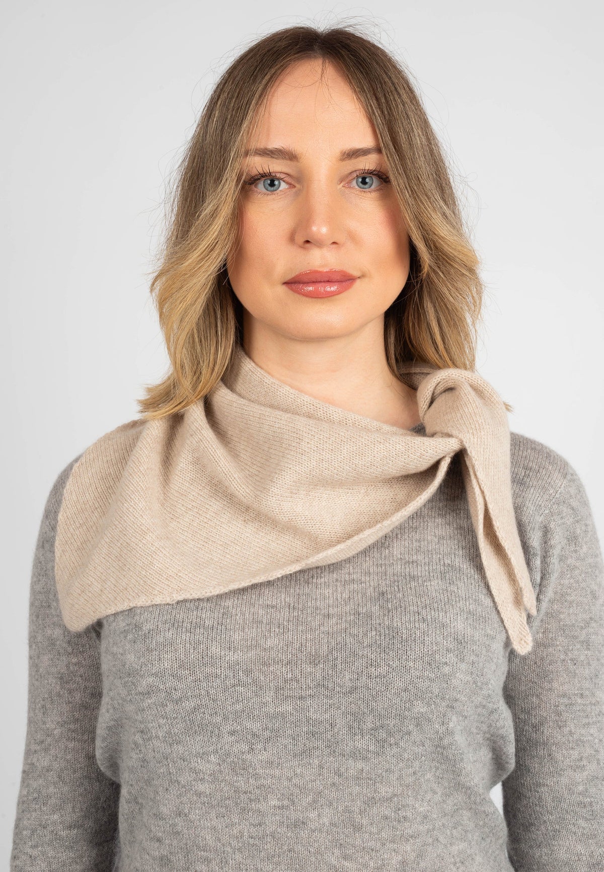 Women's 100% cashmere triangle scarf, colour Beige, view 2 | Dalle Piane Cashmere