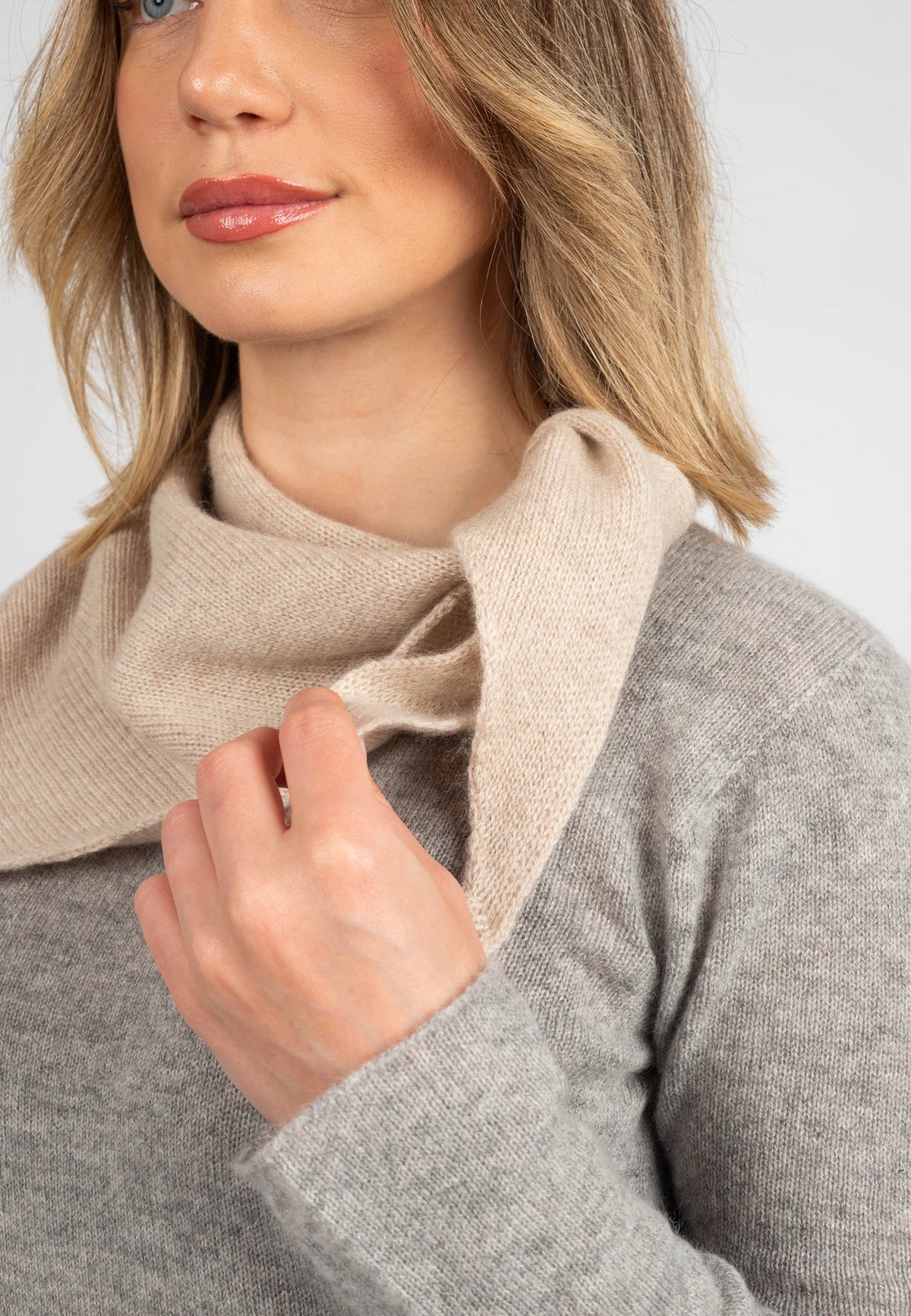 Women's 100% cashmere triangle scarf, colour Beige, view 3 | Dalle Piane Cashmere
