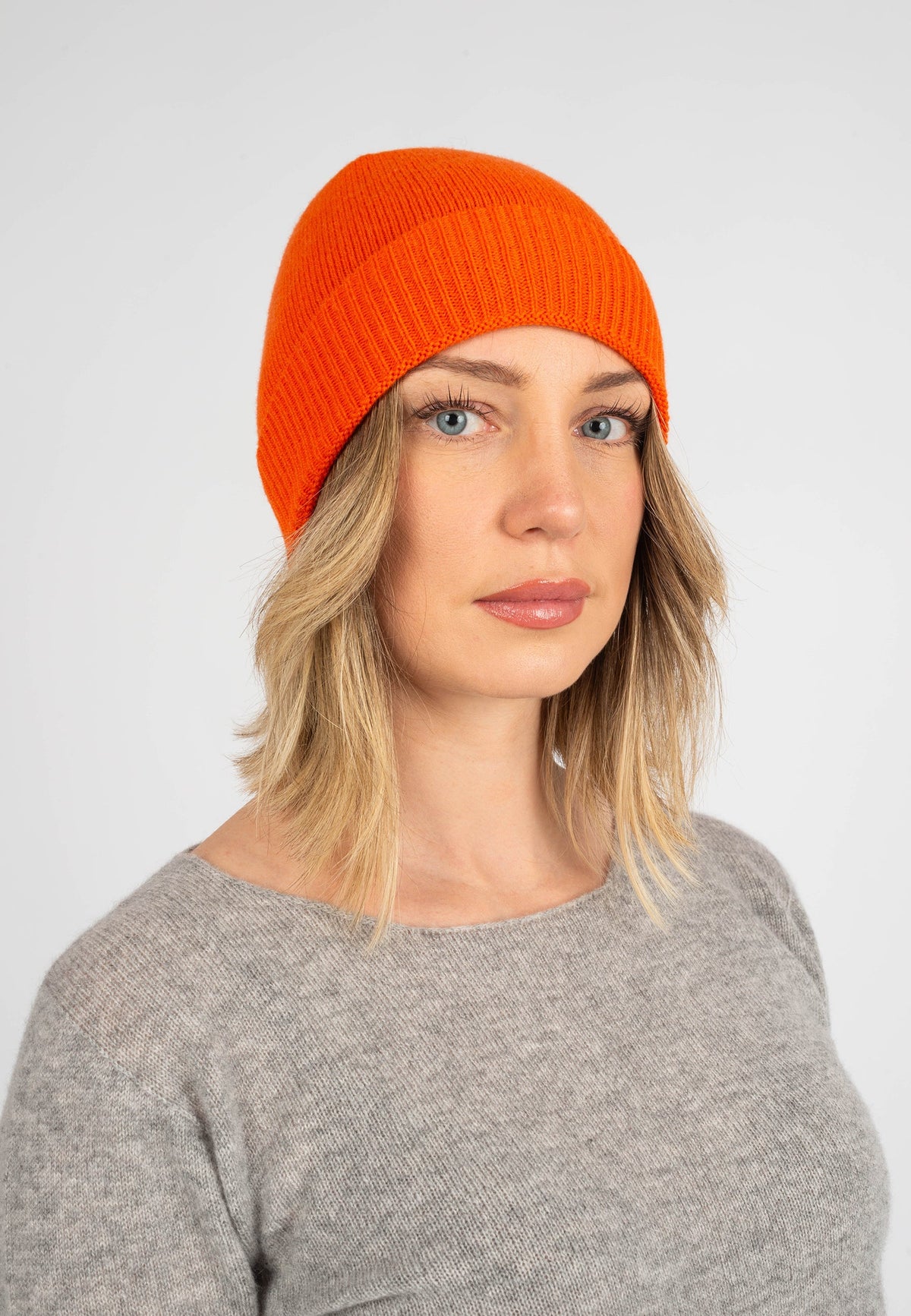 Women's plain-knit 100% cashmere beanie, colour Orange | Dalle Piane Cashmere