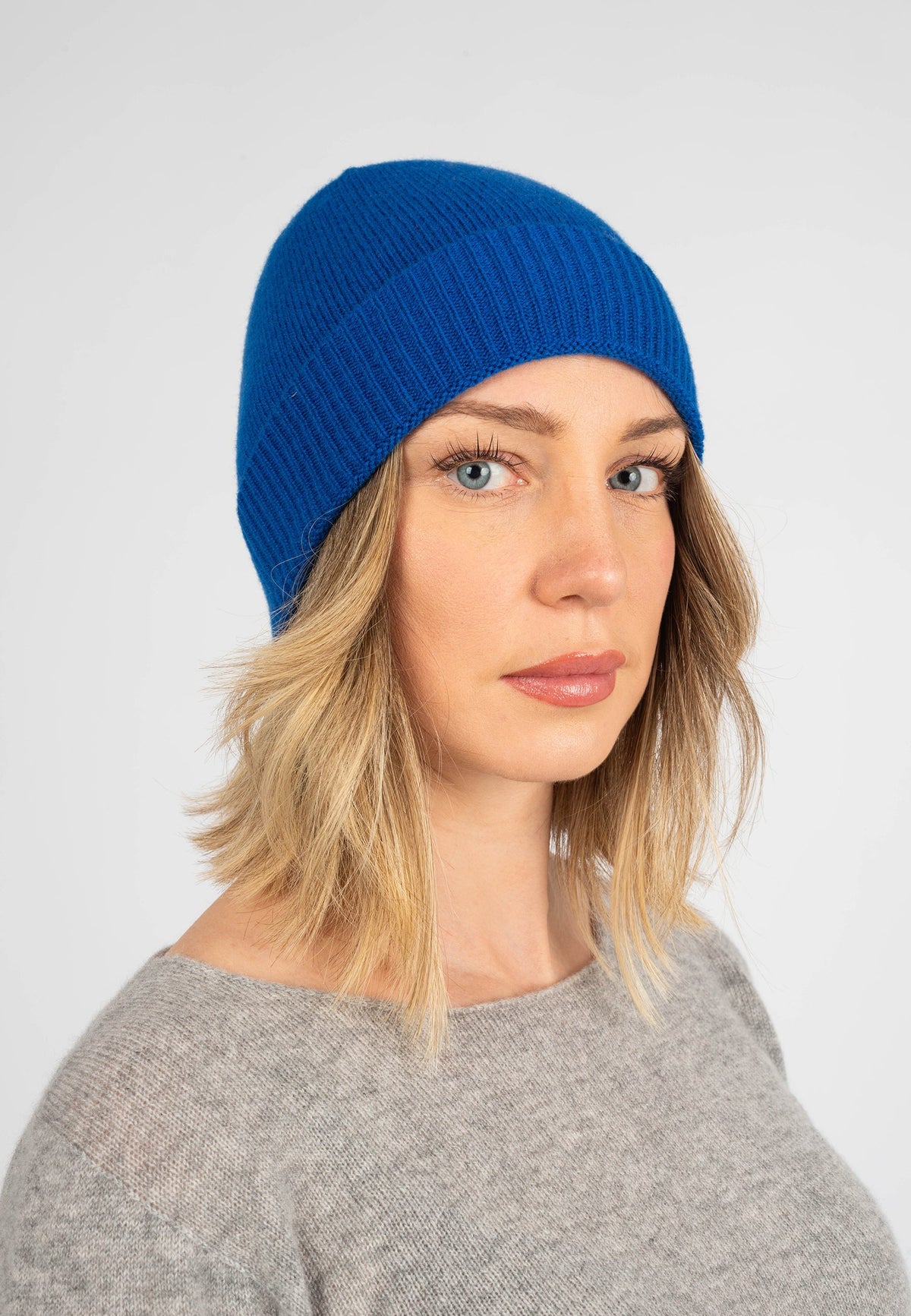 Women's plain-knit 100% cashmere beanie, colour Electric Blue | Dalle Piane Cashmere