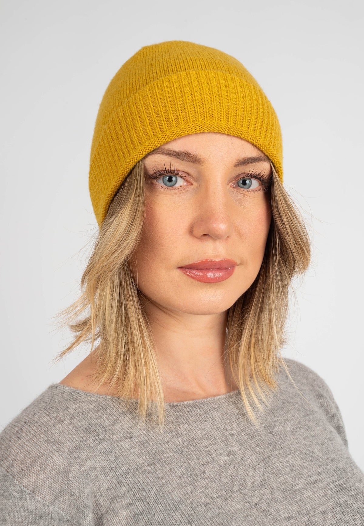 Women's plain-knit 100% cashmere beanie, colour Yellow | Dalle Piane Cashmere