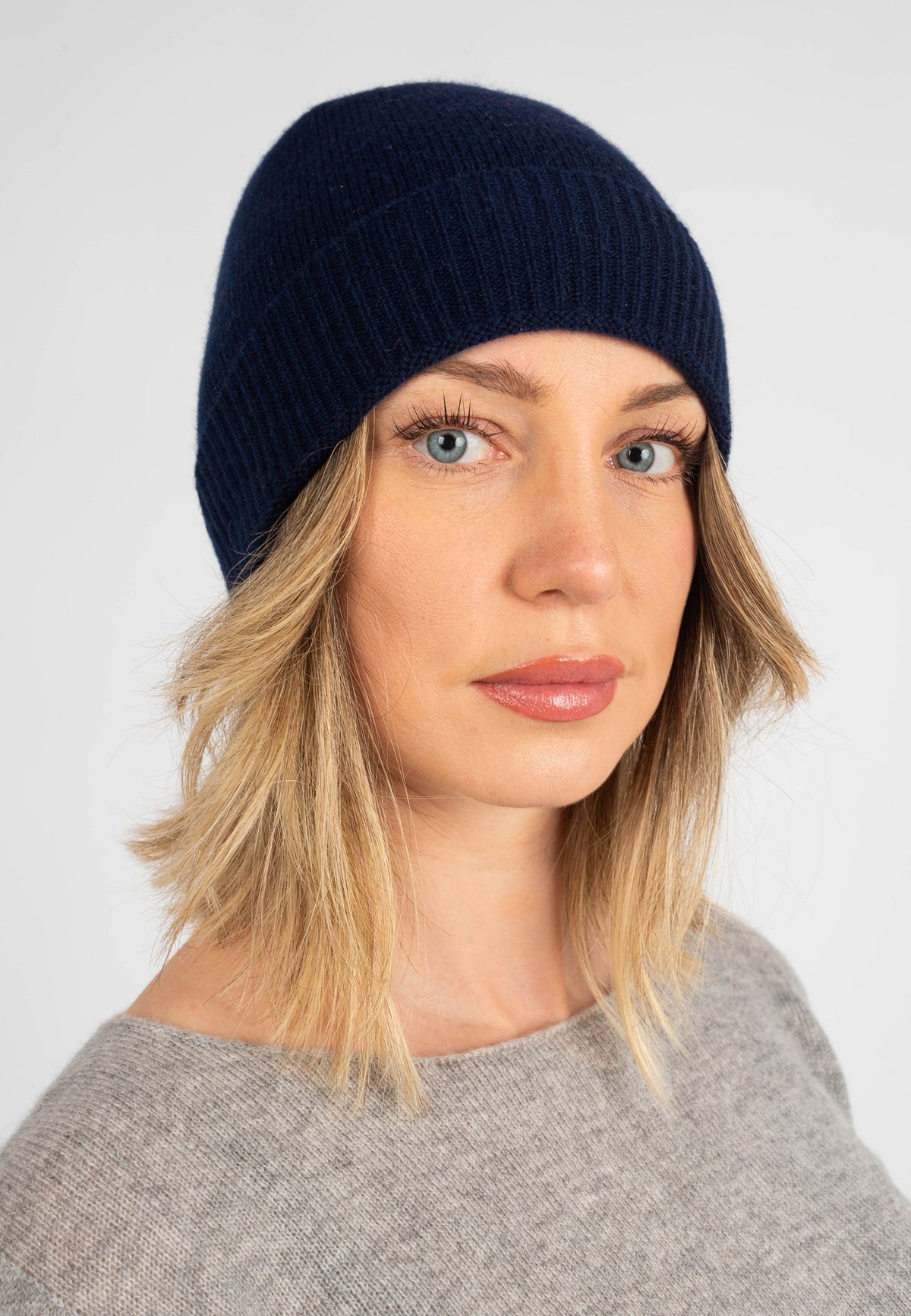 Women's plain-knit 100% cashmere beanie, colour Blue | Dalle Piane Cashmere