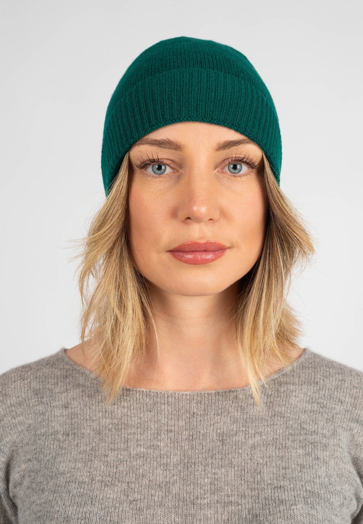 Women's plain-knit 100% cashmere beanie, colour Green, view 2 | Dalle Piane Cashmere