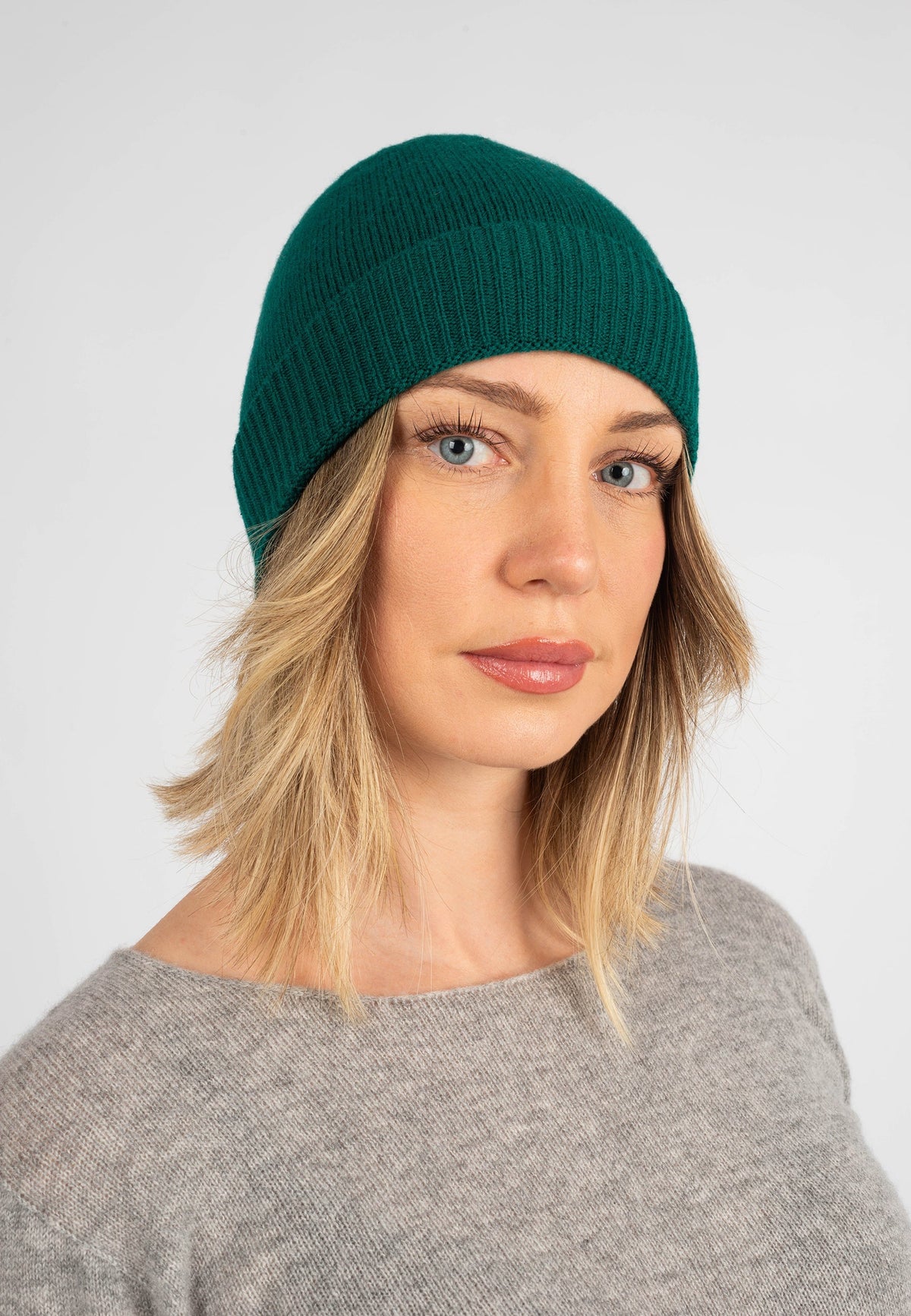 Women's plain-knit 100% cashmere beanie, colour Green | Dalle Piane Cashmere