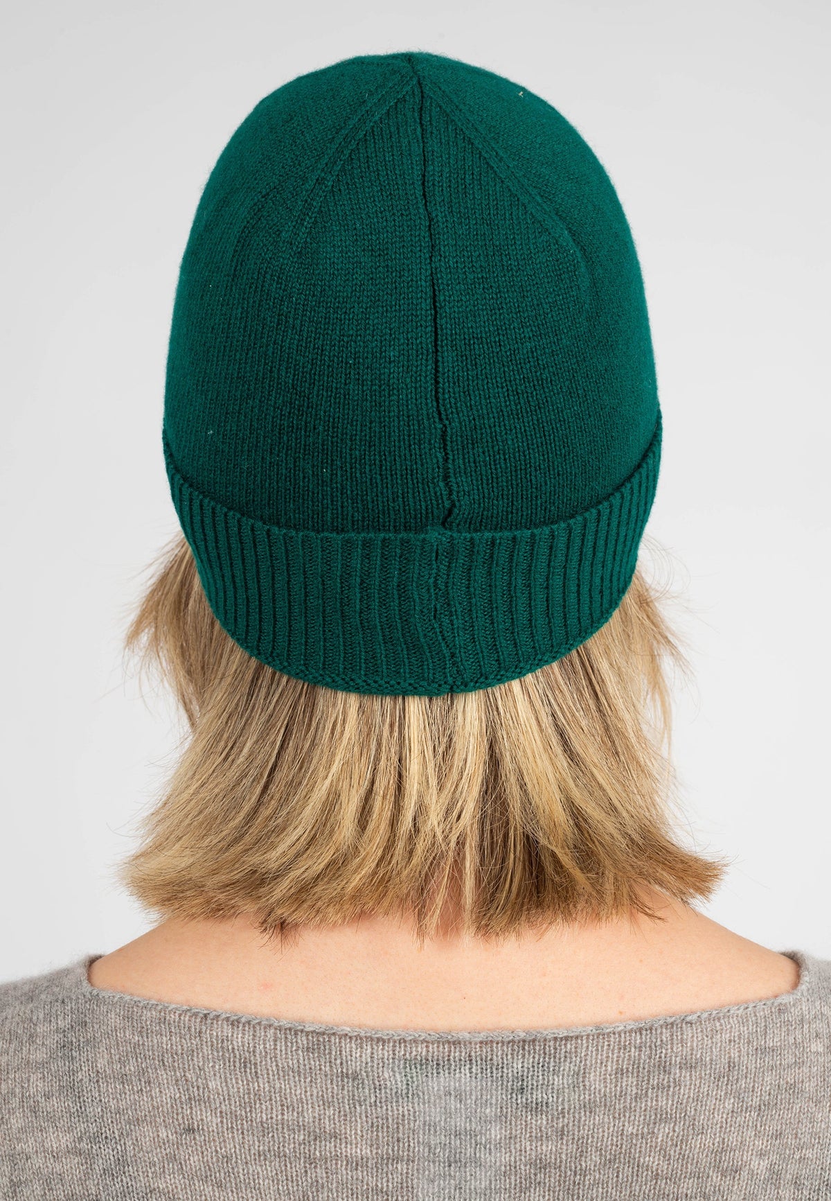 Women's plain-knit 100% cashmere beanie, colour Green, view 4 | Dalle Piane Cashmere
