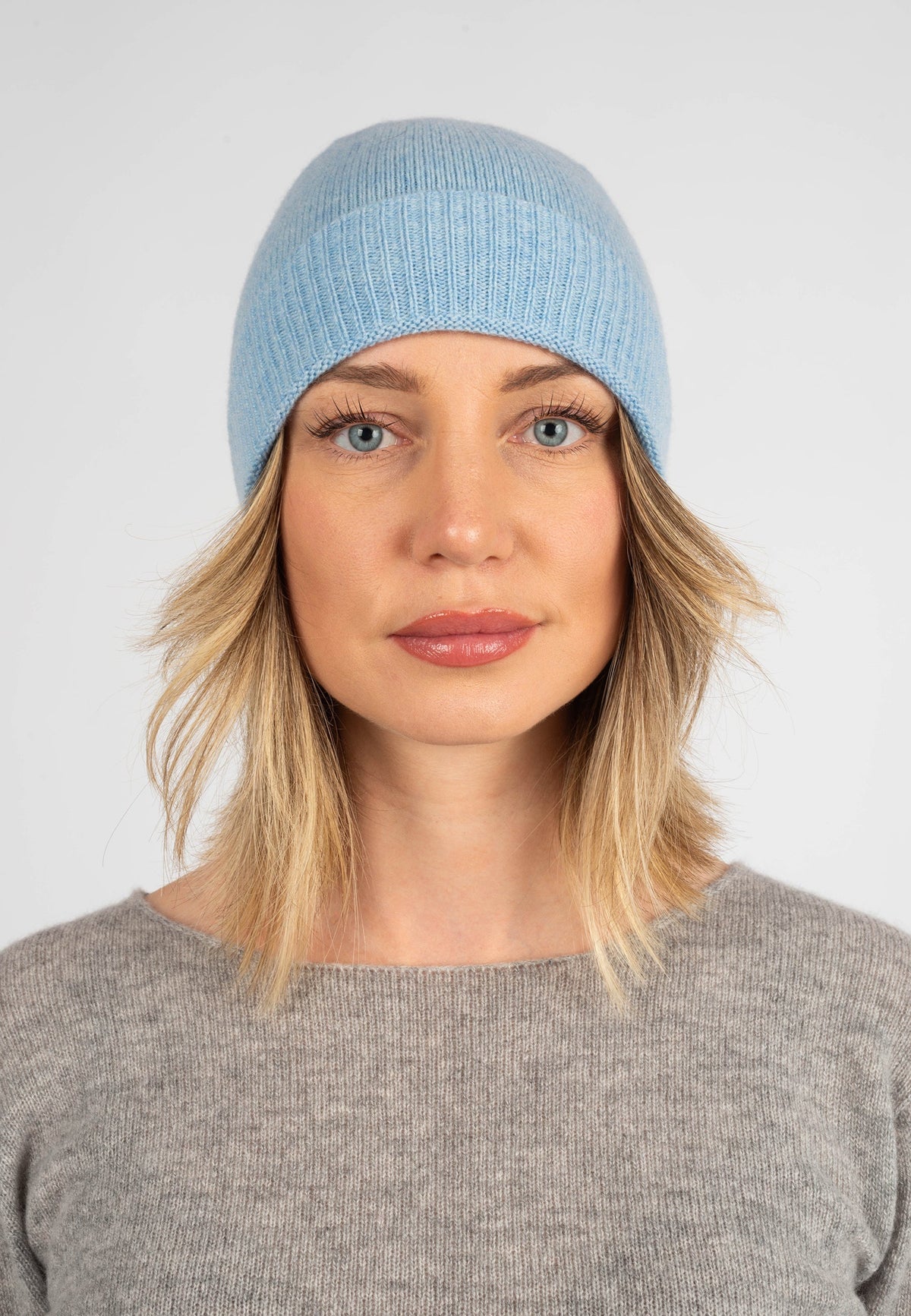 Women's plain-knit 100% cashmere beanie, colour Sky, view 2 | Dalle Piane Cashmere