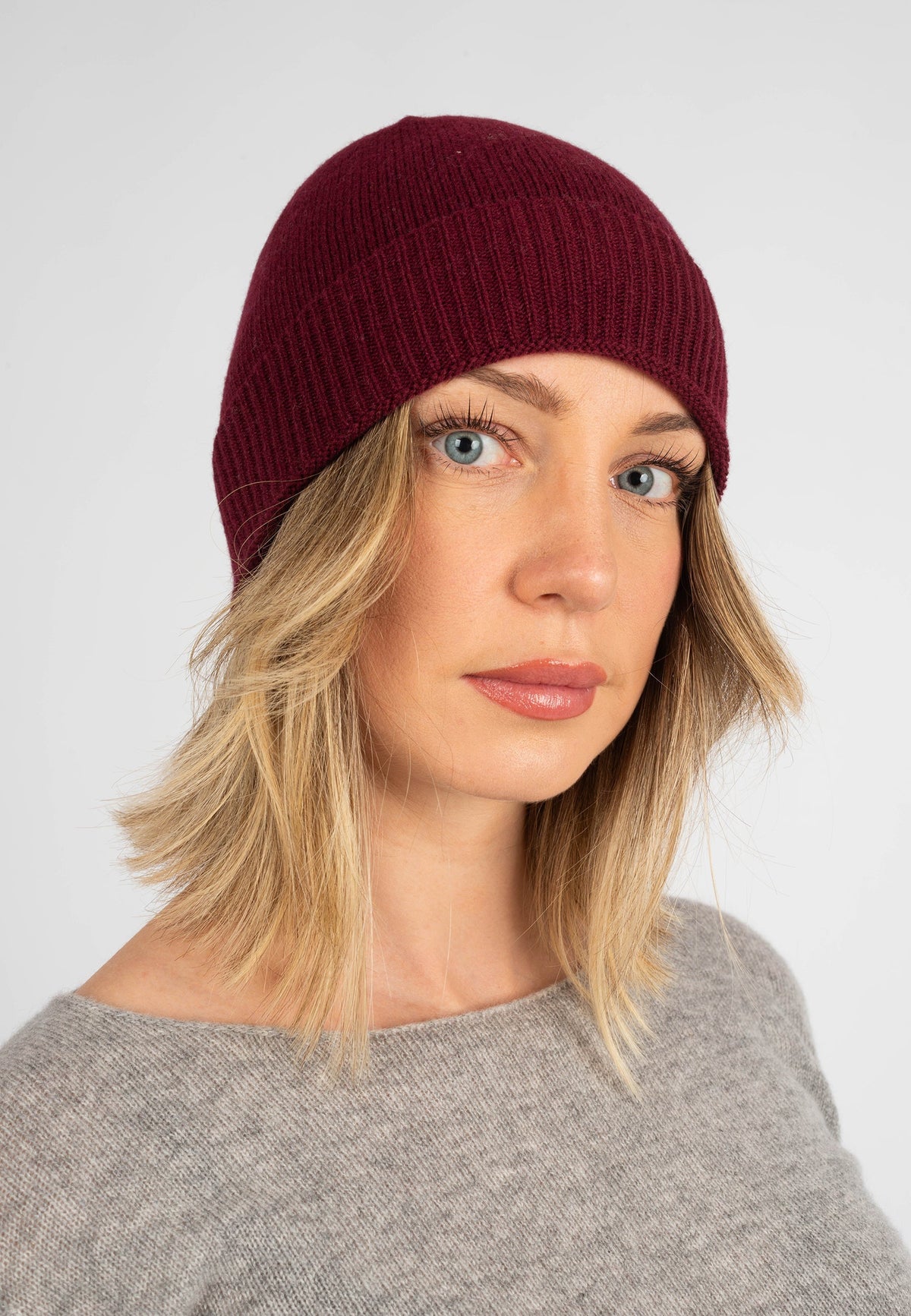Women's plain-knit 100% cashmere beanie, colour Bordeaux | Dalle Piane Cashmere
