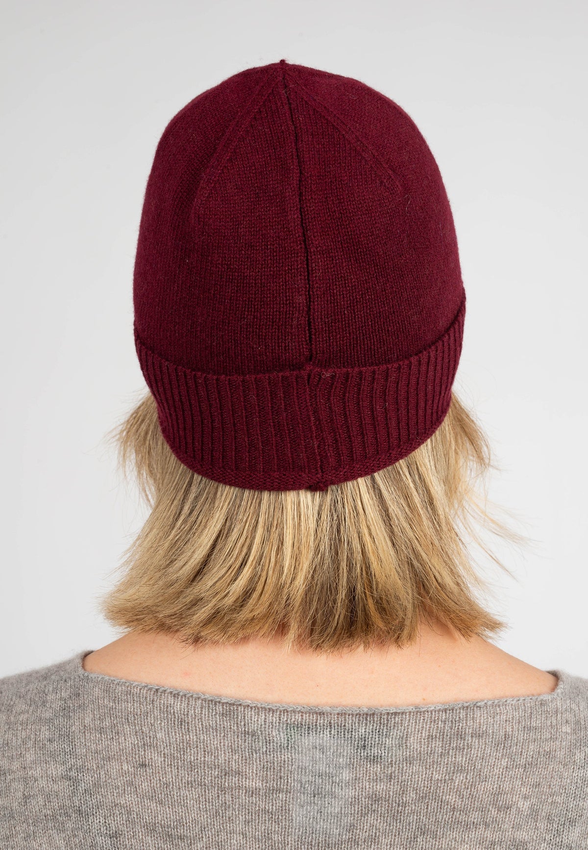 Women's plain-knit 100% cashmere beanie, colour Bordeaux, view 4 | Dalle Piane Cashmere