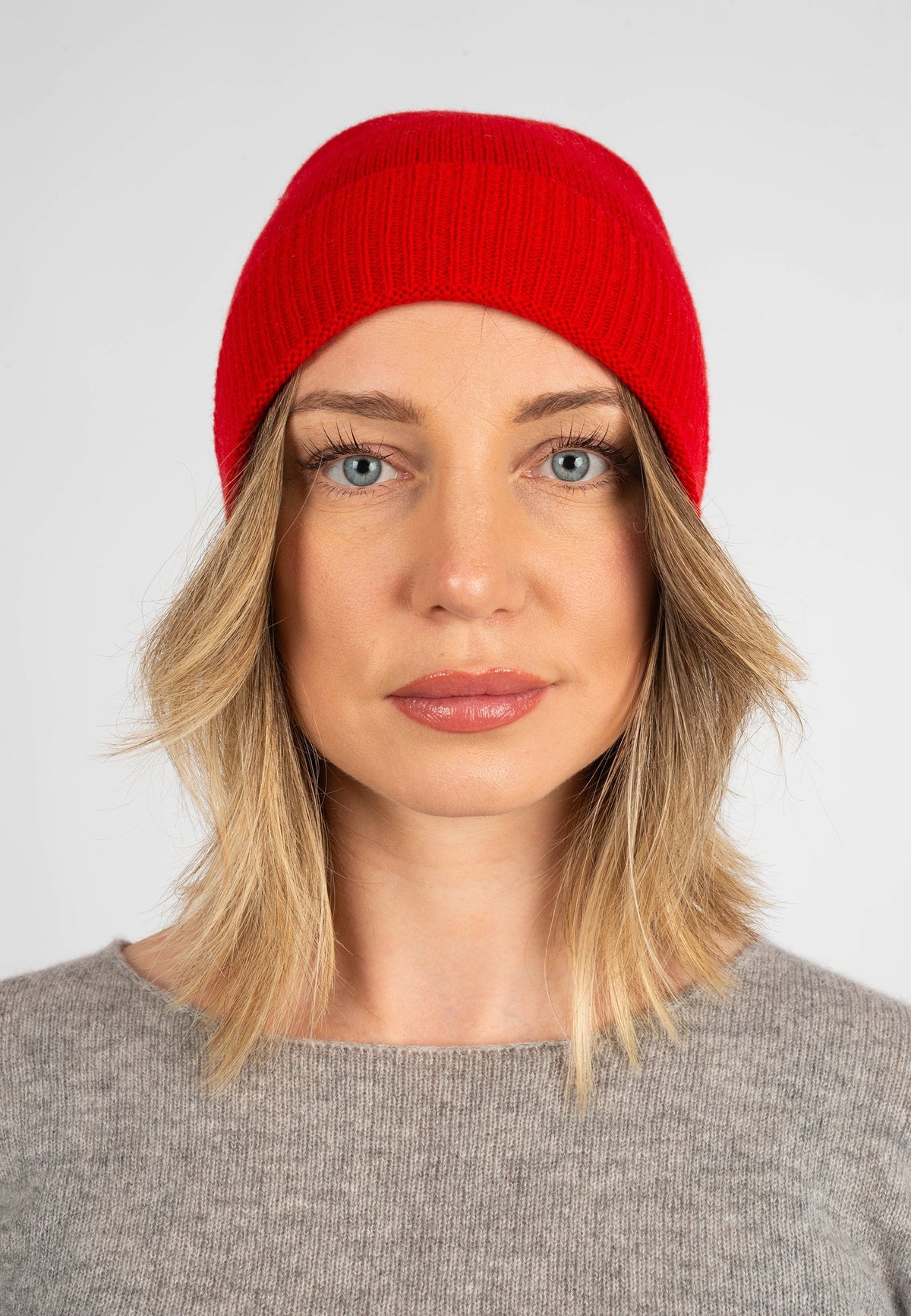Women's plain-knit 100% cashmere beanie, colour Red, view 2 | Dalle Piane Cashmere