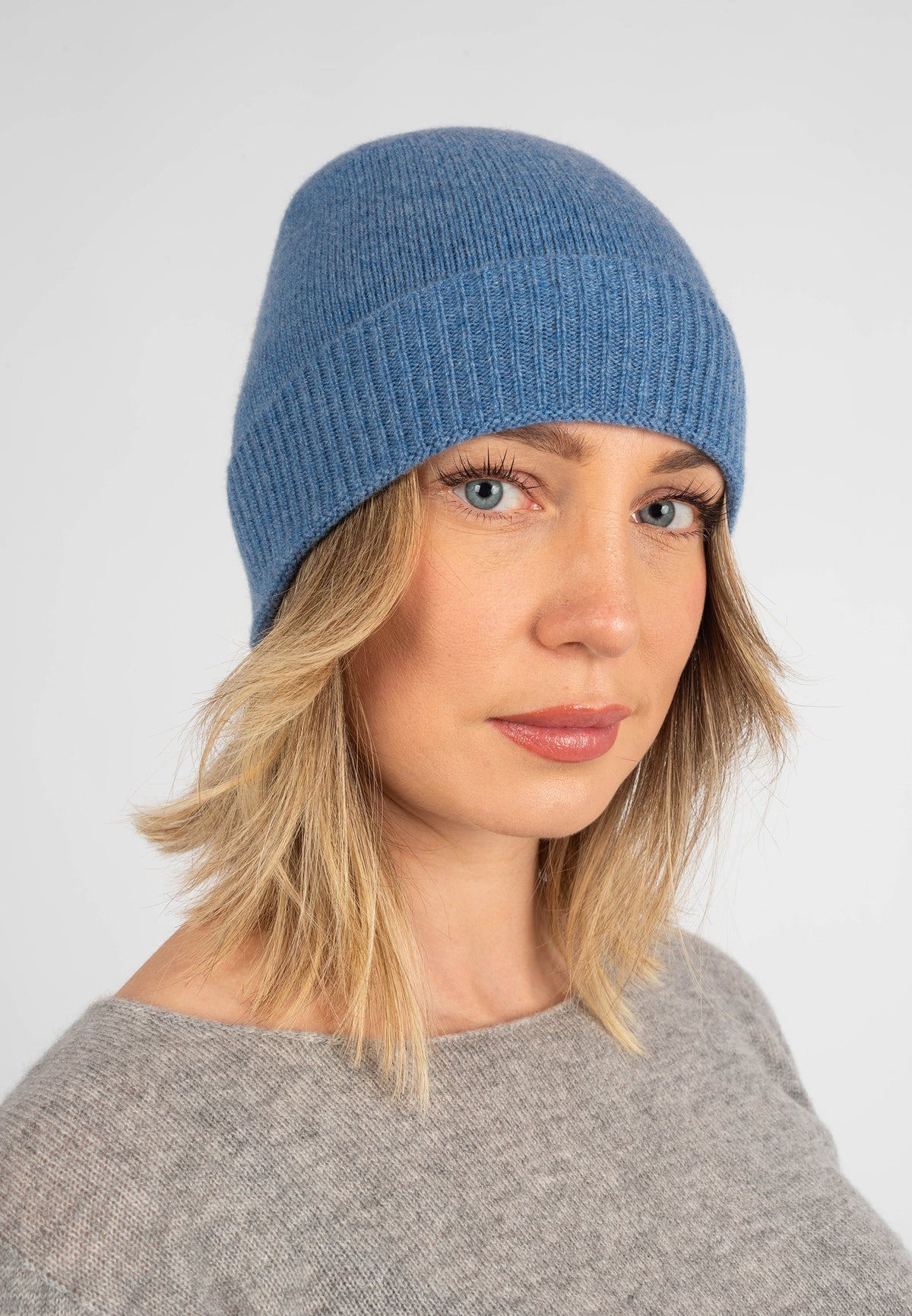 Women's plain-knit 100% cashmere beanie, colour Light Blue | Dalle Piane Cashmere