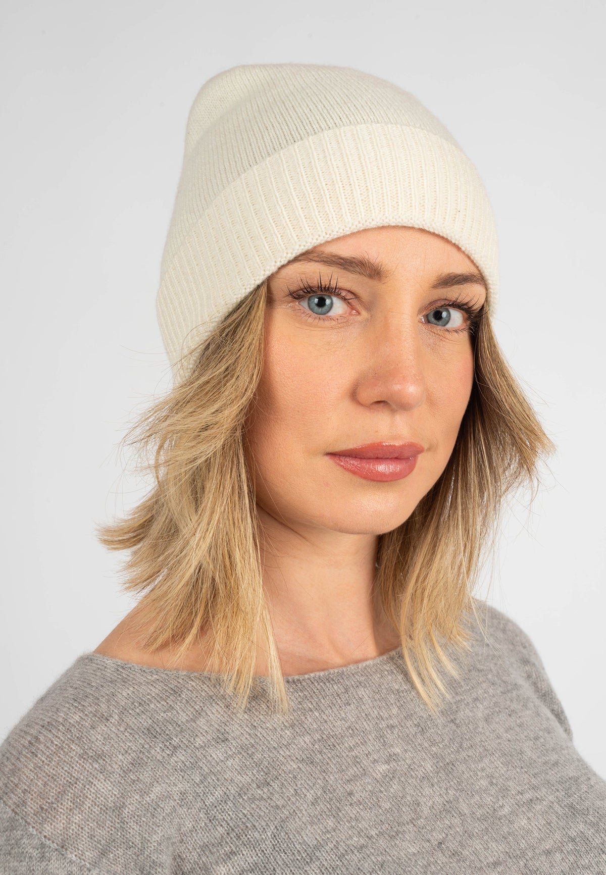 Women's plain-knit 100% cashmere beanie, colour Cream | Dalle Piane Cashmere