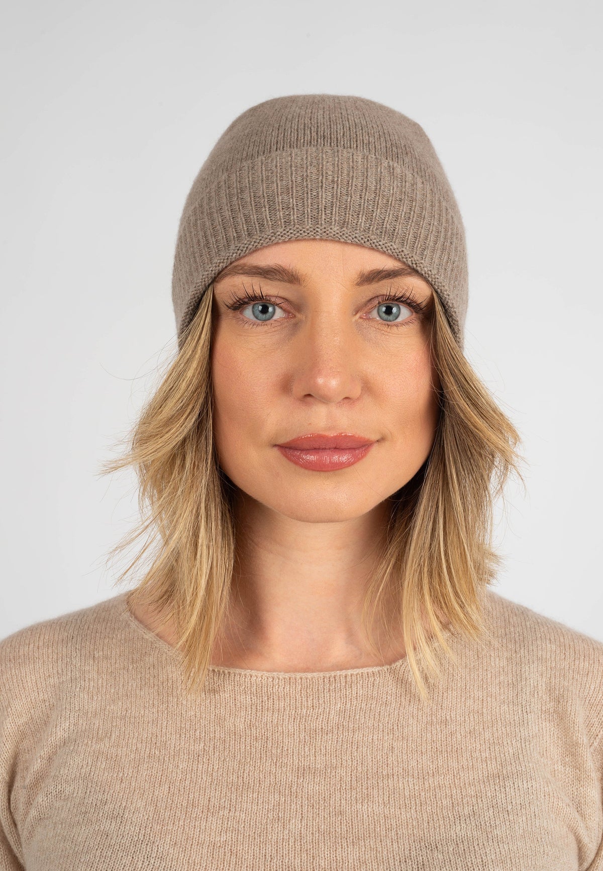 Women's plain-knit 100% cashmere beanie, colour Mink, view 2 | Dalle Piane Cashmere