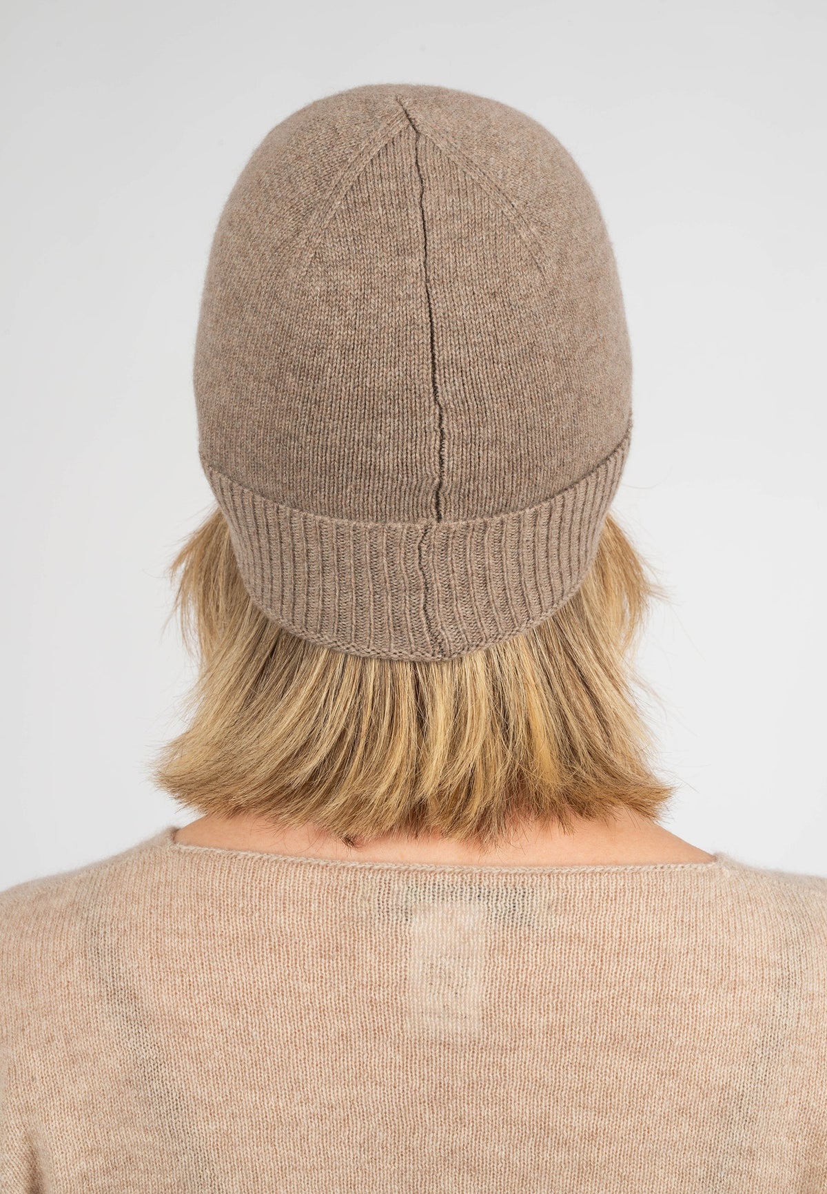 Women's plain-knit 100% cashmere beanie, colour Mink, view 4 | Dalle Piane Cashmere
