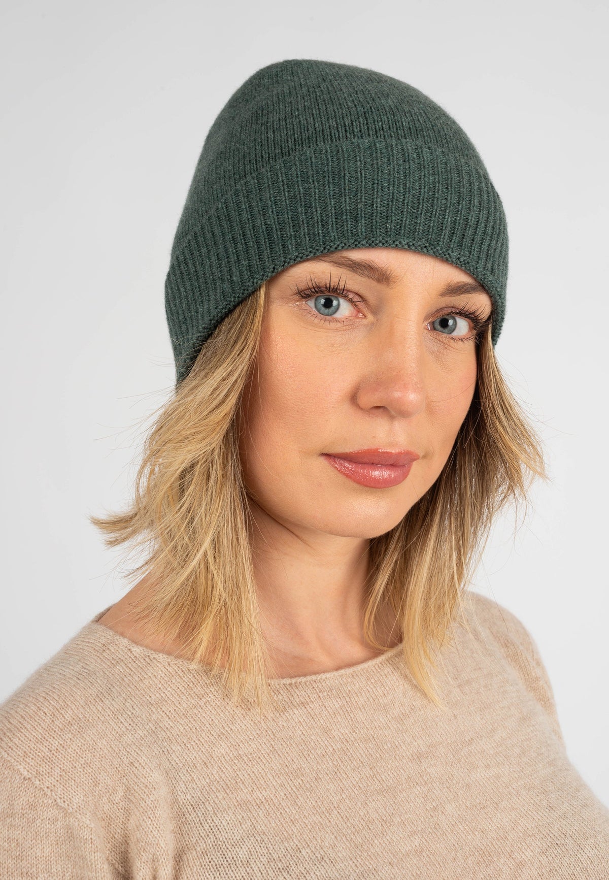Women's plain-knit 100% cashmere beanie, colour Sage Green | Dalle Piane Cashmere