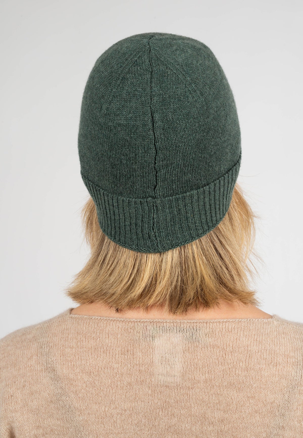 Women's plain-knit 100% cashmere beanie, colour Sage Green, view 4 | Dalle Piane Cashmere