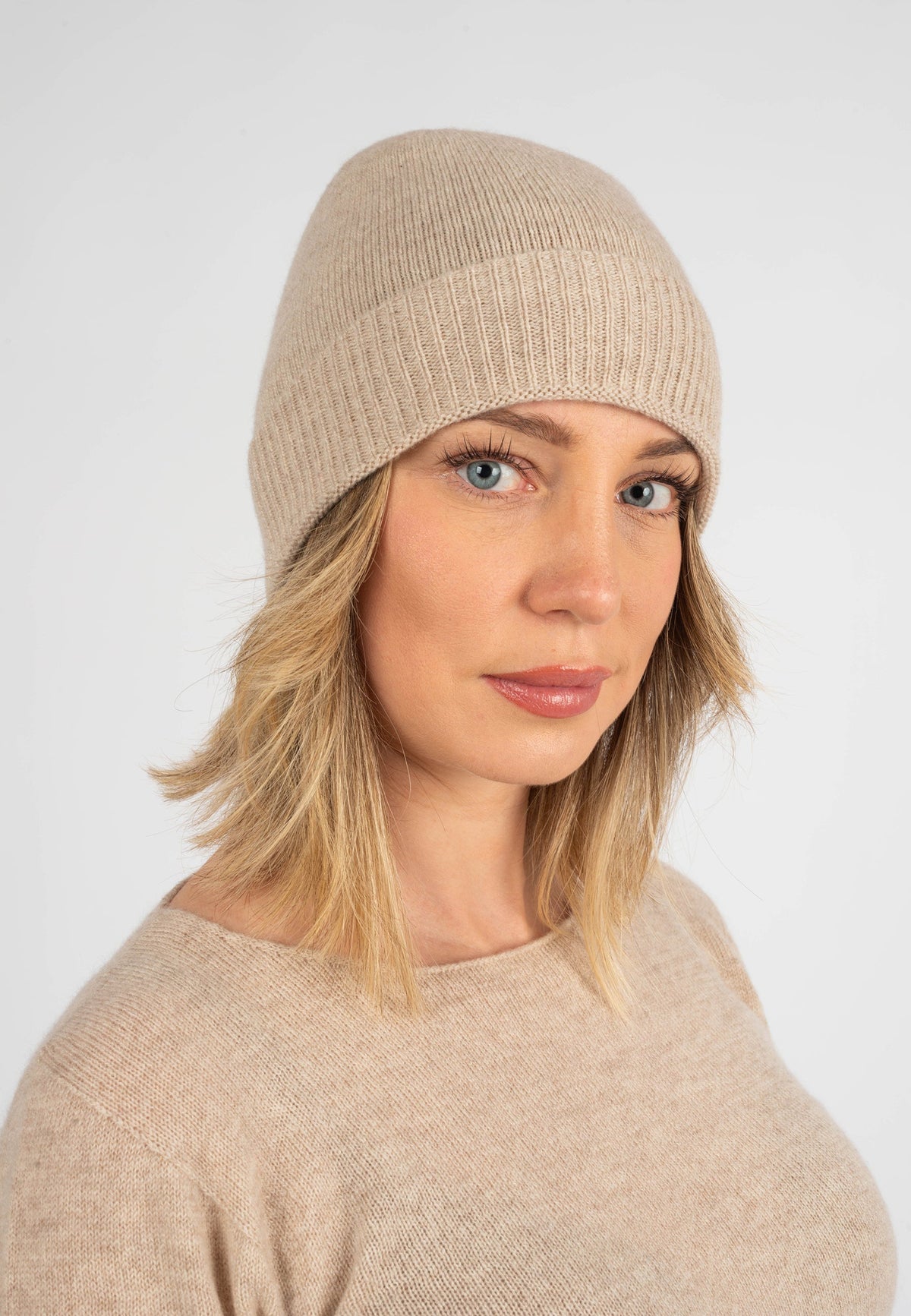 Women's plain-knit 100% cashmere beanie, colour Beige | Dalle Piane Cashmere