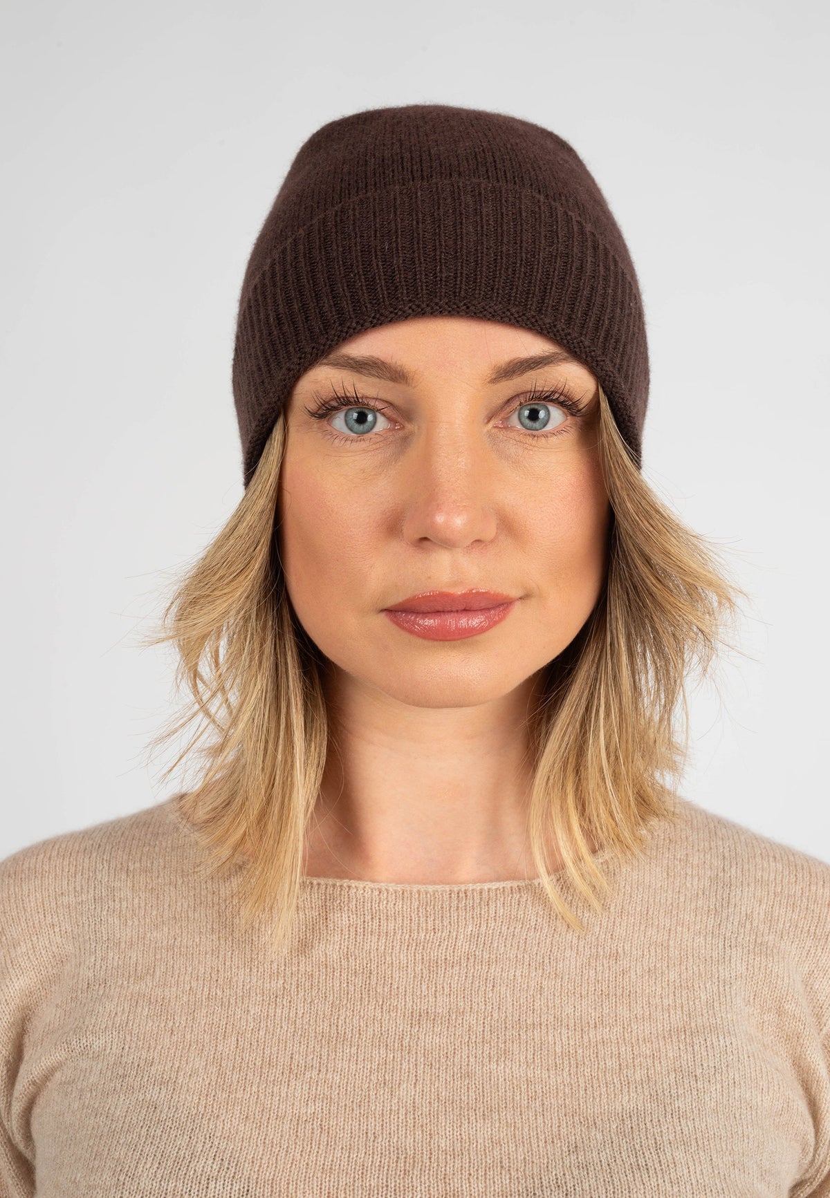 Women's plain-knit 100% cashmere beanie, brown | Dalle Piane Cashmere
