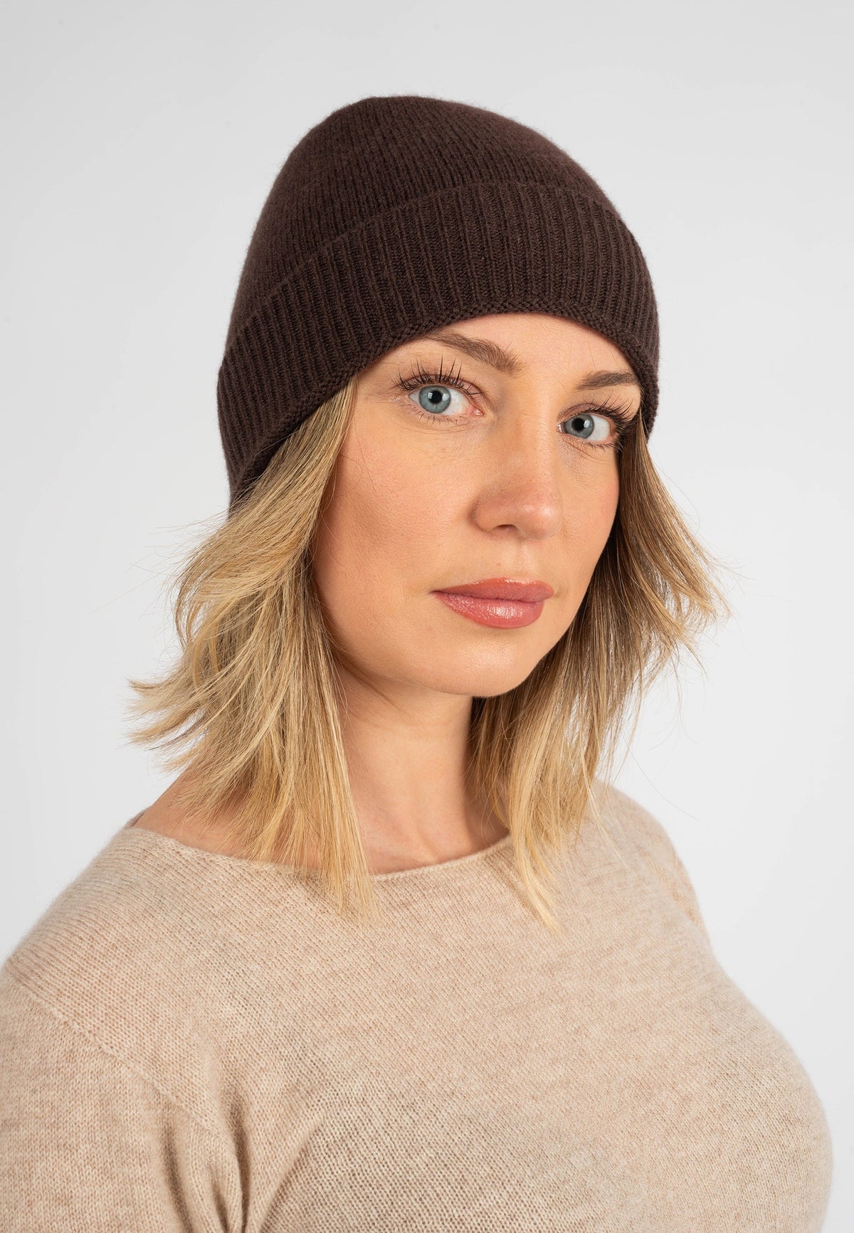Women's plain-knit 100% cashmere beanie, brown | Dalle Piane Cashmere