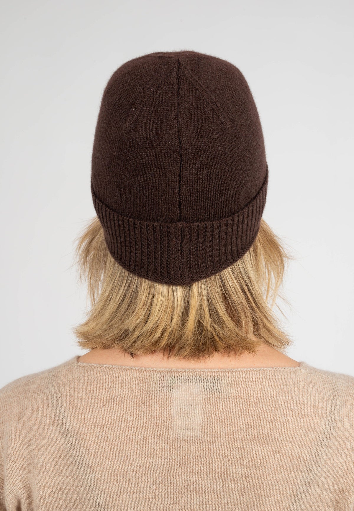 Women's plain-knit 100% cashmere beanie, brown | Dalle Piane Cashmere