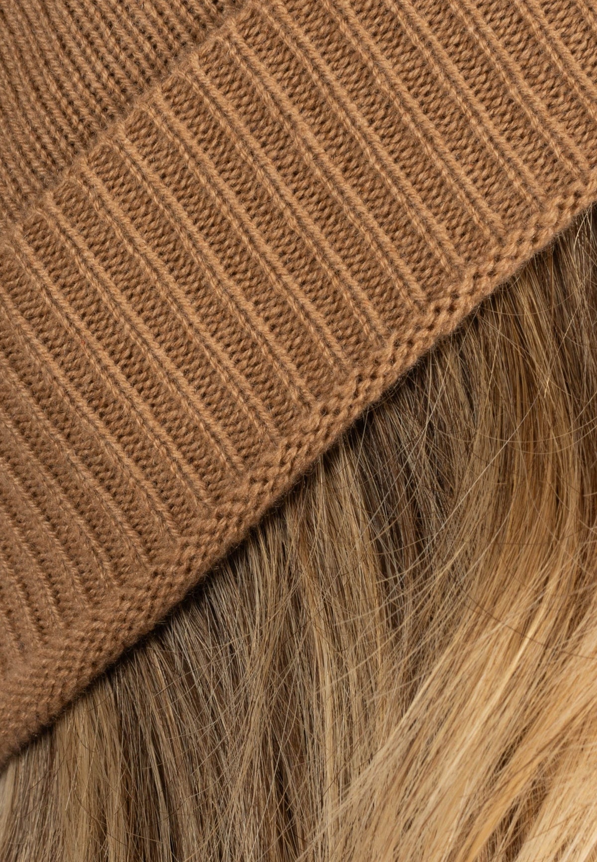 Women's plain-knit 100% cashmere beanie, camel | Dalle Piane Cashmere