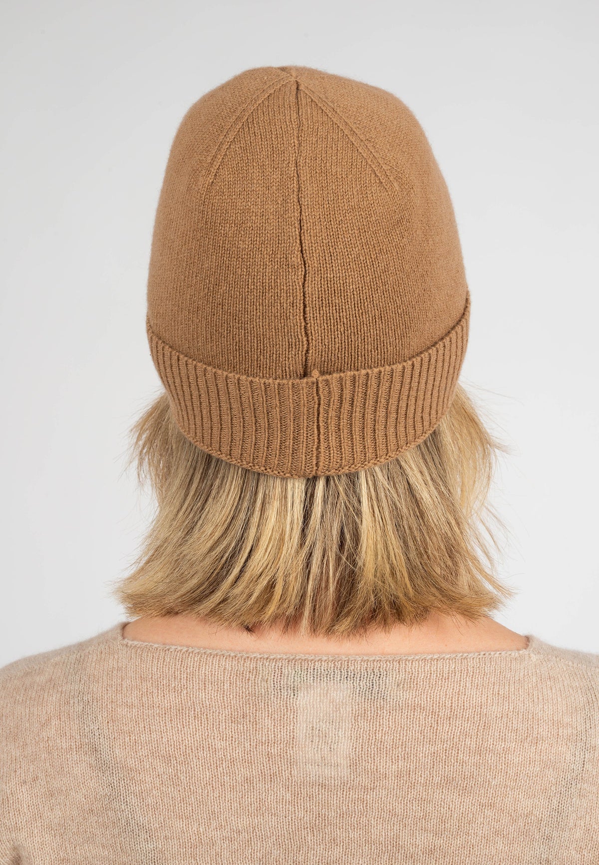 Women's plain-knit 100% cashmere beanie, camel | Dalle Piane Cashmere