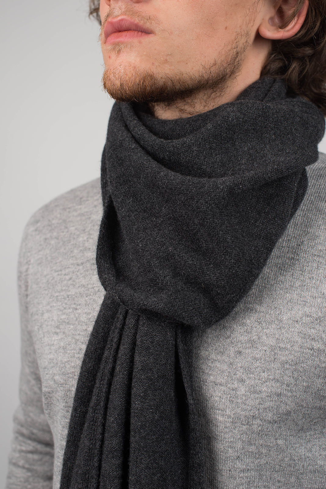 Men's wide 100% cashmere scarf, colour Anthracite, view 4 | Dalle Piane Cashmere