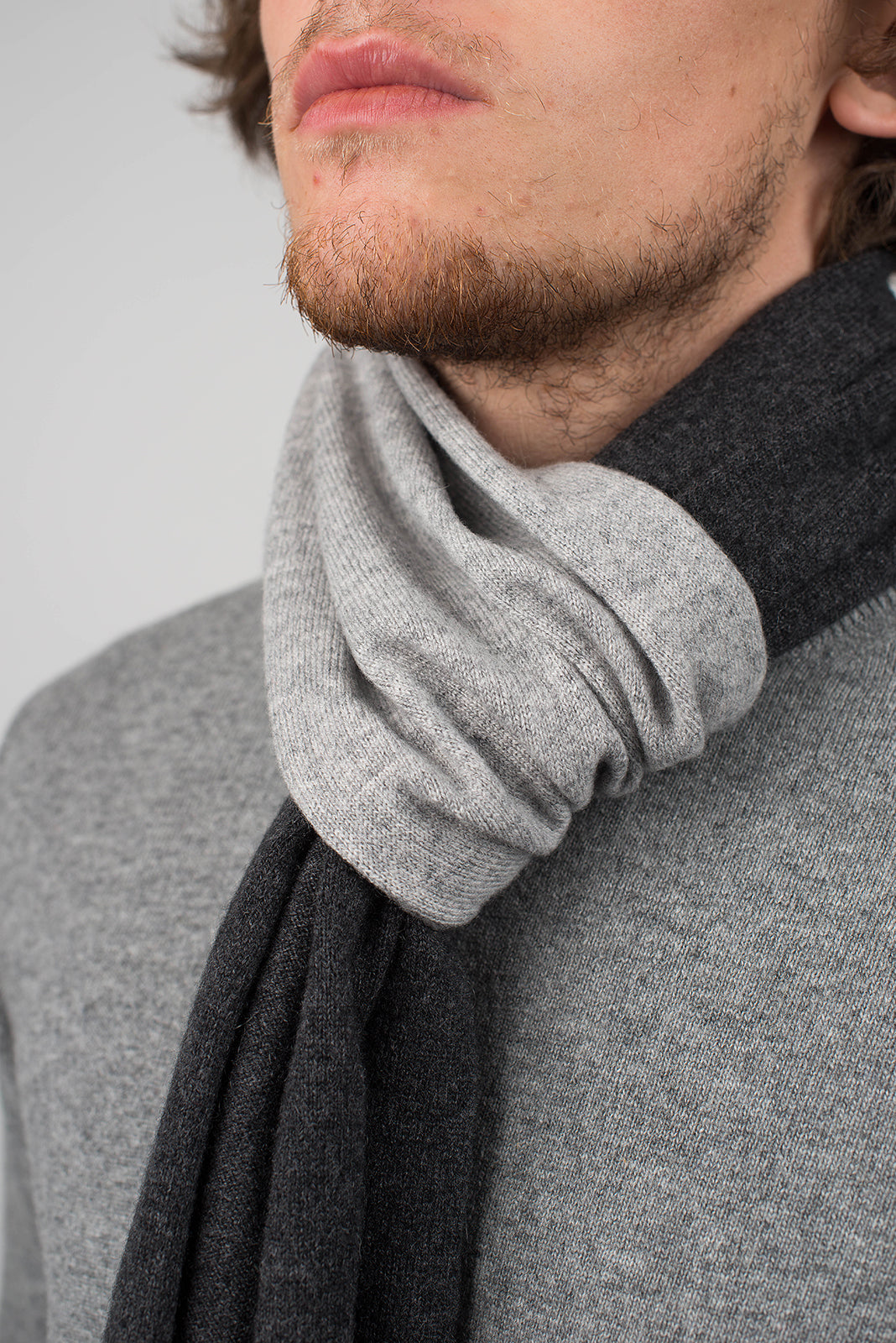Men's two-tone 100% cashmere scarf, colour Anthracite-Grey, view 4 | Dalle Piane Cashmere