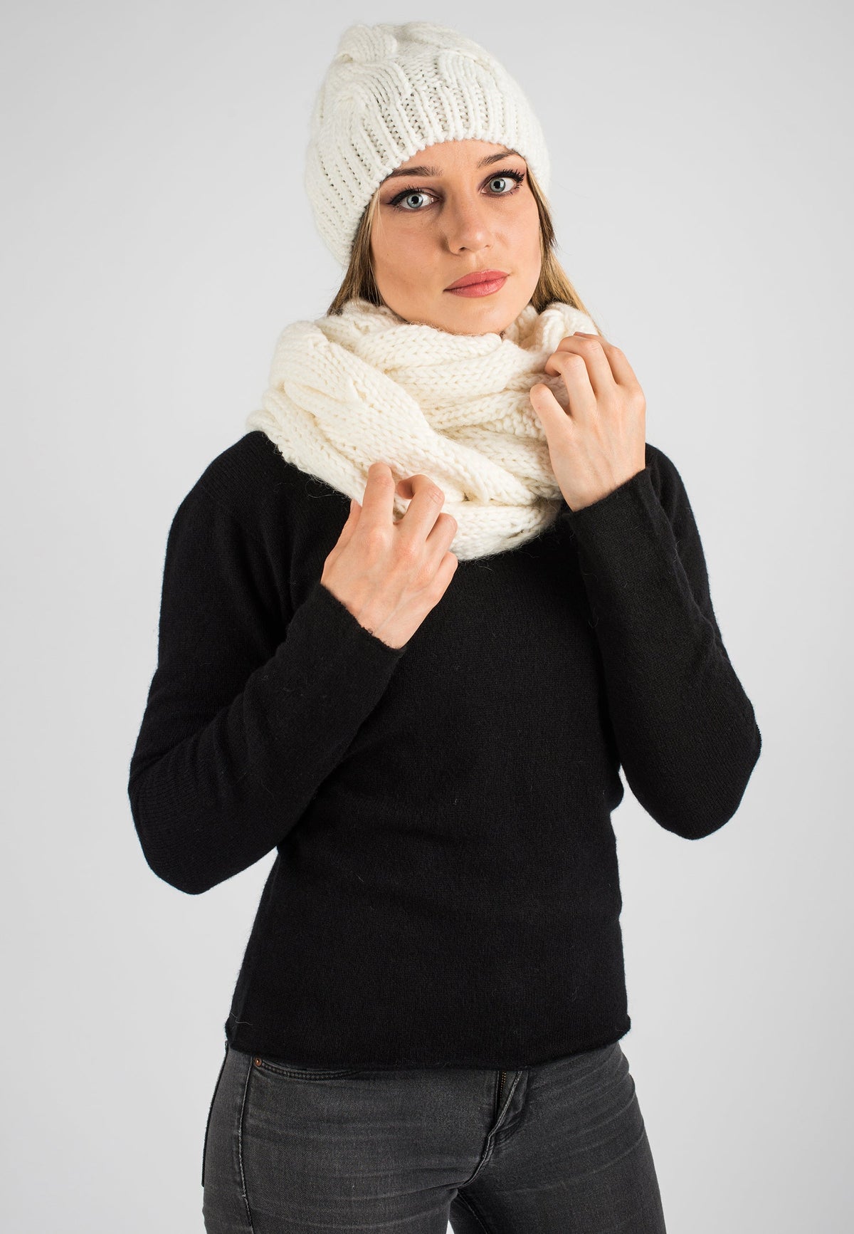 Cable-knit scarf, colour Cream, view 5 | Dalle Piane Cashmere