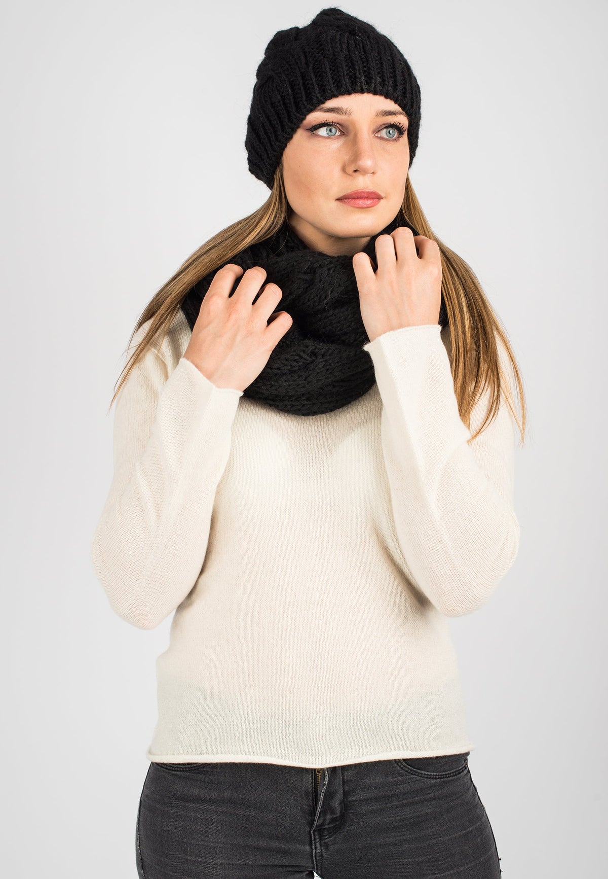 Women's cable-knit beanie, colour Black, view 2 | Dalle Piane Cashmere