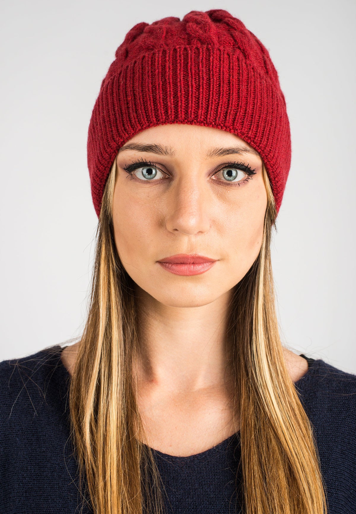Cable-knit recycled cashmere beanie, colour Red | Dalle Piane Cashmere