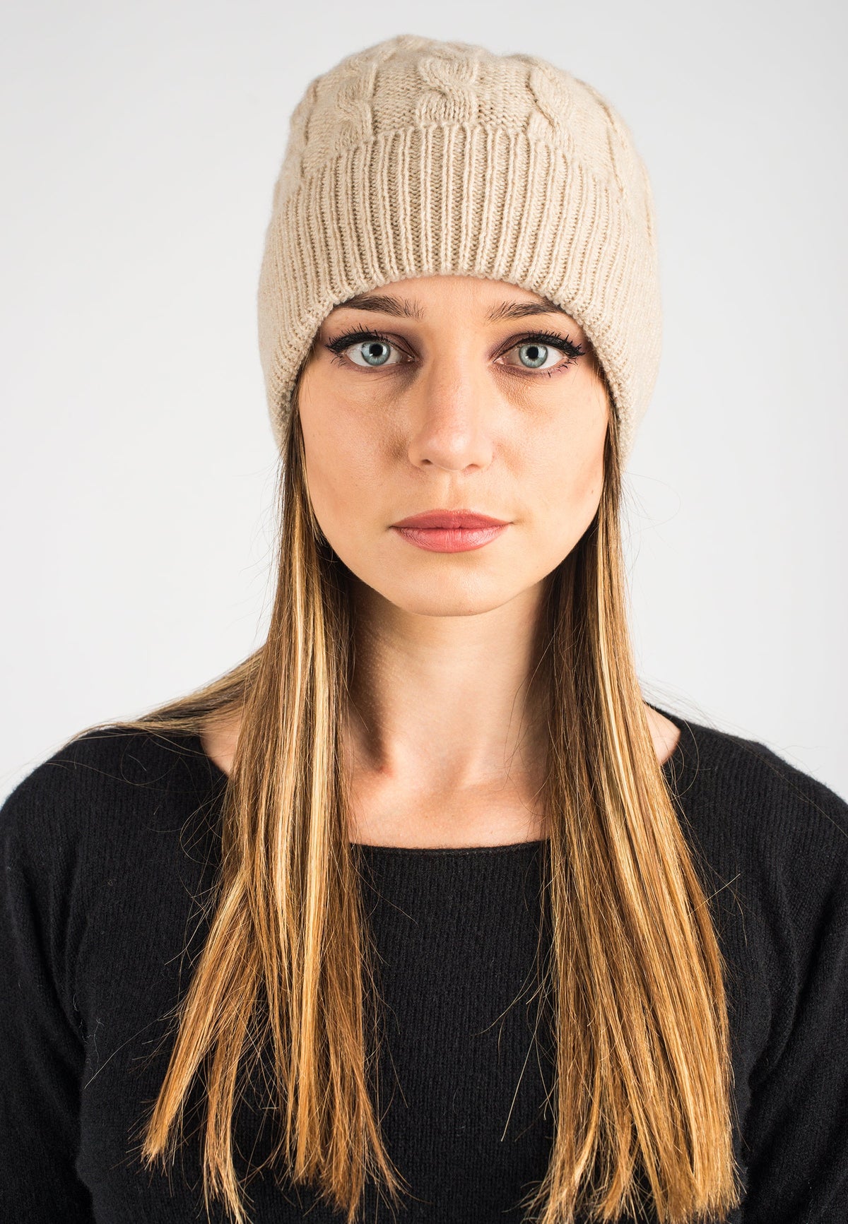 Cable-knit recycled cashmere beanie, colour Beige | Dalle Piane Cashmere