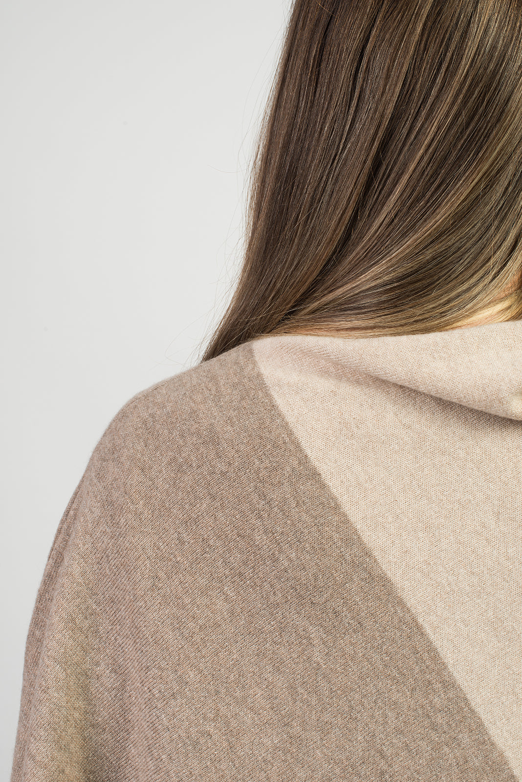 Two-tone 100% cashmere poncho, colour Mink-Beige, view 4 | Dalle Piane Cashmere