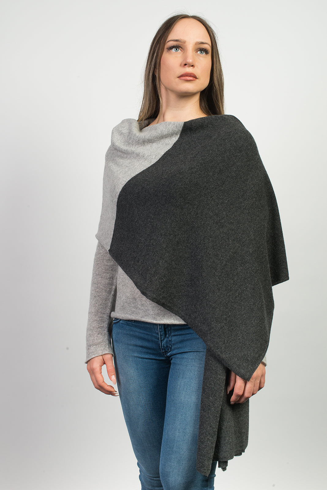 Women's two-tone 100% cashmere wrap, colour Anthracite-Grey, view 2 | Dalle Piane Cashmere