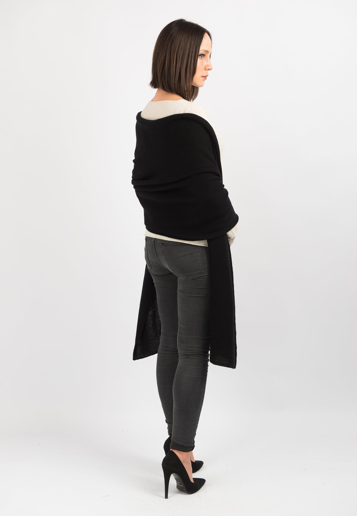 Women's 100% cashmere wrap, colour Black, view 3 | Dalle Piane Cashmere
