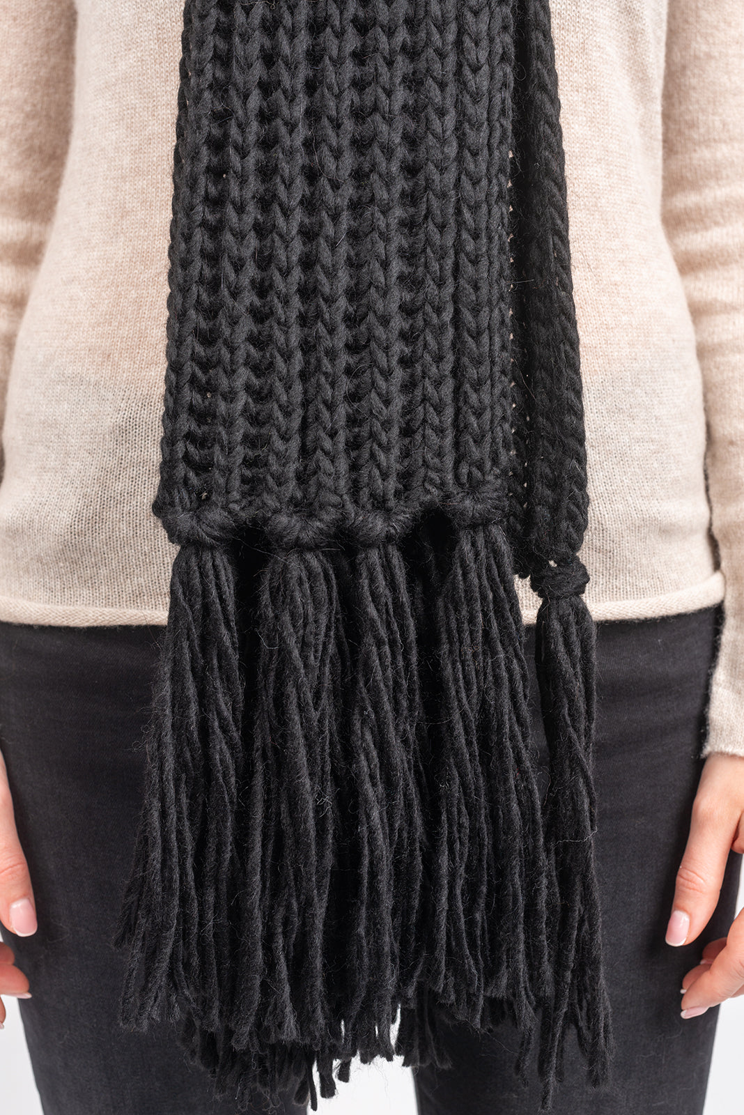 Fisherman's rib scarf with fringe, colour Black, view 4 | Dalle Piane Cashmere